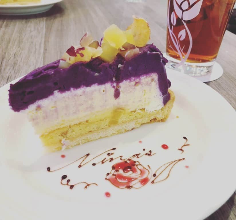 永野沙耶さんのインスタグラム写真 - (永野沙耶Instagram)「期間限定の紅芋タルト美味しかった☺ プレートのデザインも素敵♪ アッサムとセットで至福のひとときでした(*´▽｀*)❤」10月25日 17時56分 - saya_nagano