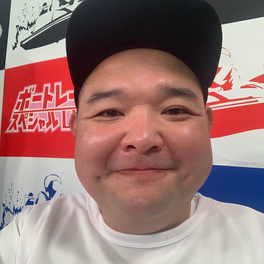 内山信二のインスタグラム：「これから内山くんVS観てね〜！  #内山くんVS #ボートレース #ボートレースダービー #優勝戦 #予想 #YouTube Live #内山信二」