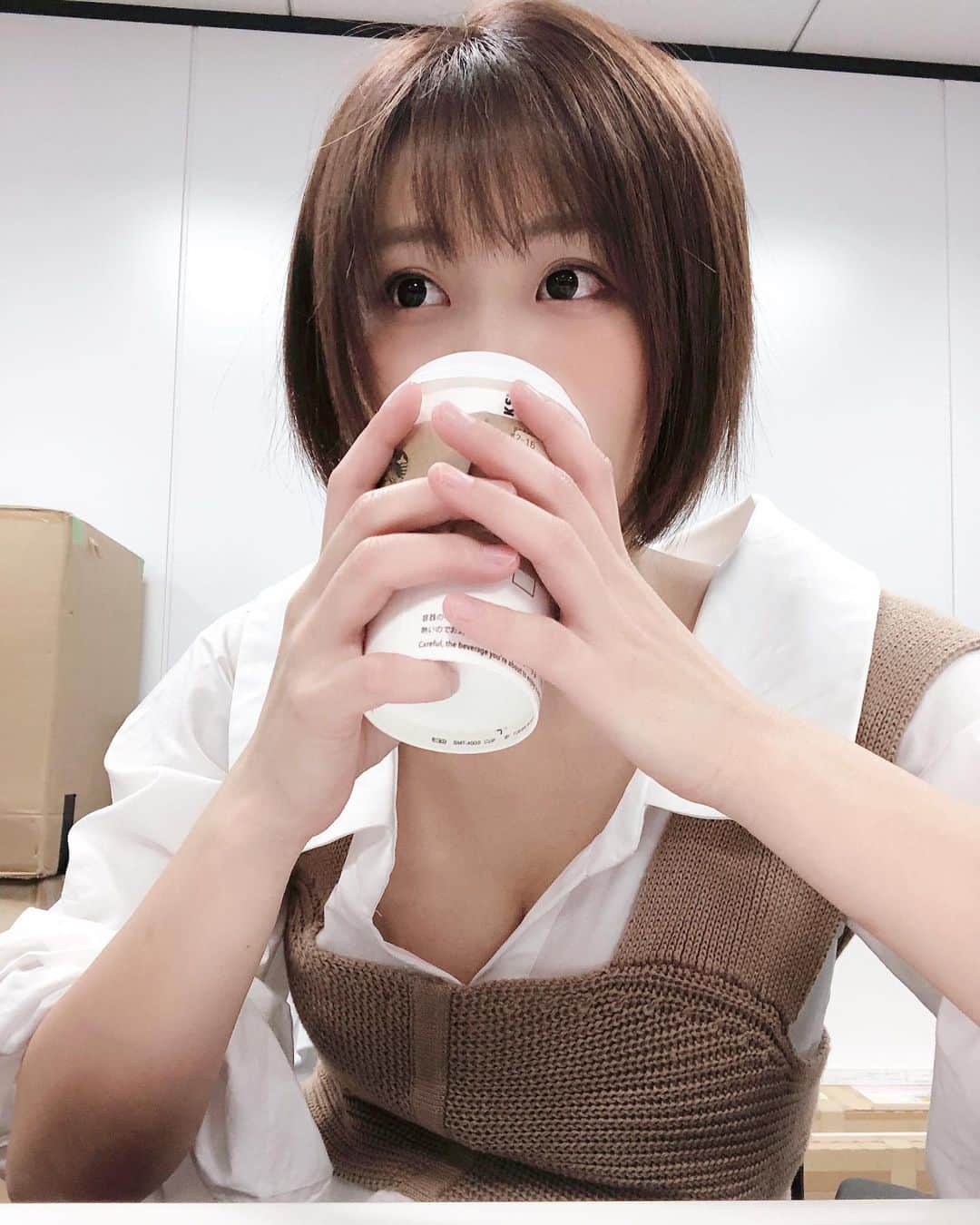 のインスタグラム：「美味じゃ ・ ・ #スタバ #STARBUCKSCOFFEE #smile #girl #ショートカット女子  #shooting #셀카 #미소녀 #일본인 #非常好 #摄影 #塚田綾佳」