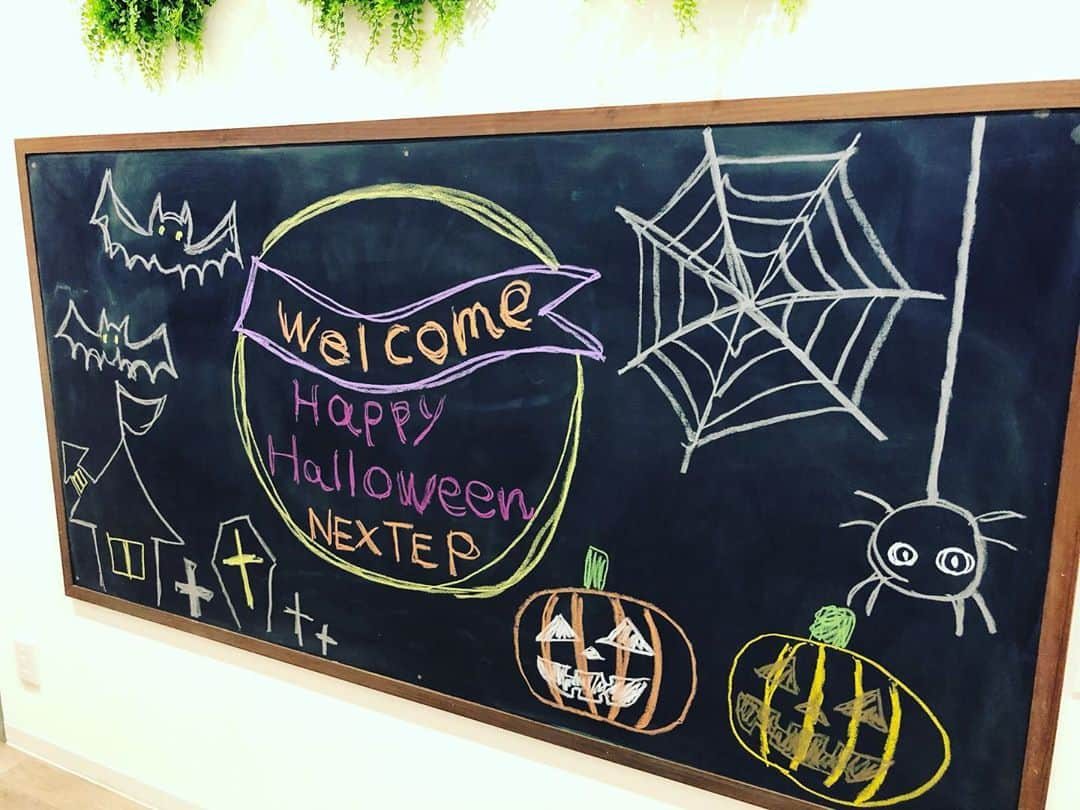 ネクステップ八柱支店のインスタグラム：「* * ✏️黒板アート✍⋆ 👻🎃HAPPY HALLOWEEN🎃👻 * * -------------------------------------- more photos...👉 @nextep.sumitai_ie -------------------------------------- * * #ネクステップ #Nextep #施工事例 #注文住宅 #住まい #インテリア #おしゃれ  #新築  #home #design  #interior #松戸 #柏 #流山  #architecture  #Panasonic  #家 #いいね #follow  #good  #instalike #instagood #instahouse #instaphoto  #art #instadaily #halloween  #ハロウィン #autumn #黒板アート」