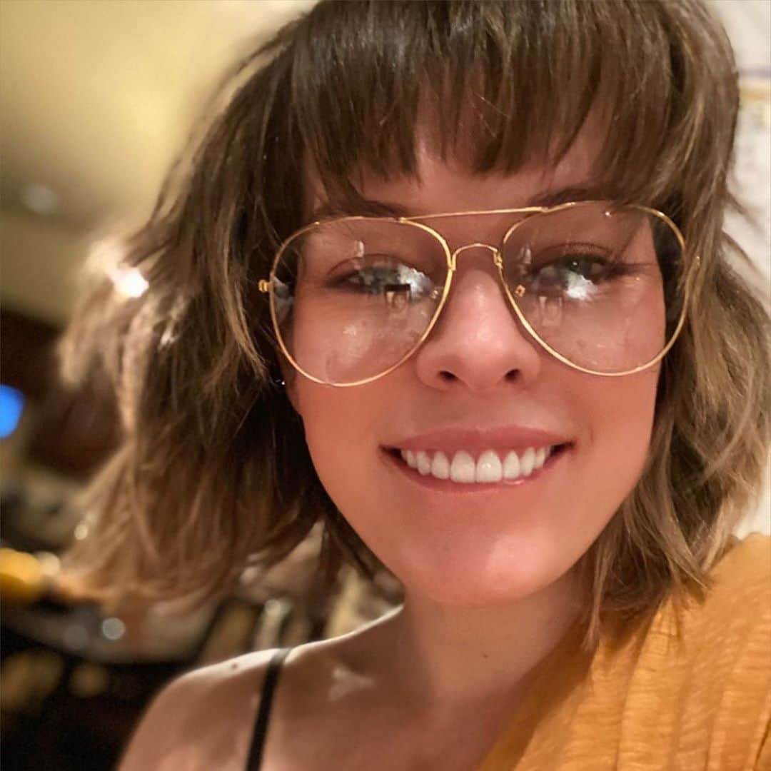 ミラ・ジョヴォヴィッチのインスタグラム：「NIGHTTIME. This is of course where I can go crazy because I’m not wearing make up on top and it doesn’t matter how greasy I get. I’ve trained myself to not be a stomach sleeper. I don’t want all my amazing products to end up on my pillow and hello gravity! When you sleep on your stomach you end up looking like a melted candle in the morning because all the fluids drain up into your face. I can’t stress this enough!  You CANNOT SLEEP ON YOUR FACE! This is a habit I had to train myself out of and now I just don’t feel comfortable on my stomach when I go to sleep. When I was young, ok whatever. But once I got into my 30’s it was a no go. I would wake up looking SO PUFFY and crazy if I slept on my stomach. Saying that, there are some things I add to my regime at night that are amazing. Some nights I do retinol. My skin is very sensitive and gets red easily so I don’t do it every night. I also love to use different products on different nights. That way I never get too much of anything that could potentially lead to concerns. The retinol I love is from my favorite skincare specialist @shanidarden. It’s called #retinolreform and it’s wonderful. I also love the @drunkelephant retinol cream. When I use retinol I also like to add the @decium niacimanide powder mixed with the hyaluronic acid serum. This adds extra moister to my skin and really tightens my pores so my skin looks amazing in the morning. When I’m not using retinol, I like to use Peptides at night. Because I’m such a fan of Vitamin C under my SPF, I don’t end up using peptides during the day, so night time is a great opportunity to add them into my regimen. I love them. Would I buy them over Vitamin C serum? Probably not. But hey, like I said I use products like crazy so there you go. MASKS. I ADORE masks. I use them at night because I can look as shiny as I want to and no one is taking my picture. I adore moisturizing masks. @sysleyparisofficial @dermalogica @peachandlily @rosebydrdream_of I LOVE @veldsparis Age 2O mask. It’s such a lifesaver on a plane or just when your skin is acting up and dry. Oh the glasses? They’re just awesome.👍🏼 so good night! #millaskin」