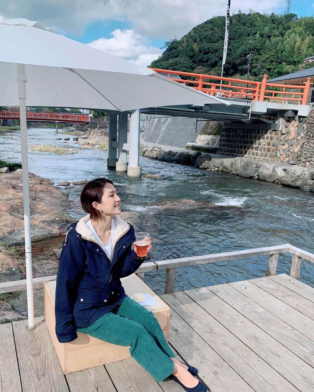 Remiさんのインスタグラム写真 - (RemiInstagram)「tasteful riverbed in a hotspring resort🎐 山口県の長門湯本温泉へ♨️ 川沿いに散歩道ができていたり、川には飛び石や川床があり、とっても風情のある温泉街✨ まずは川床で地ビール😋🍺  外歩きは肌寒かったので @classicalelf_official のジャケットをon。 ふわふわのボアを取り外すと薄手の上着として着れて、外したボア自体もアウターとして着られる、3wayの優秀アイテム✨ 寒さに合わせて調節できて、撥水加工もしているので、アウトドアや旅行にもぴったりです⛅️  #長門湯本温泉 #山口県 #温泉旅行 #秋コーデ #コート #ボアコート #マウンテンパーカー #クラシカルエルフ #エルフコーデ #大人カジュアル #classicalelf #gototravel #lovetabi」10月25日 18時10分 - remi_912