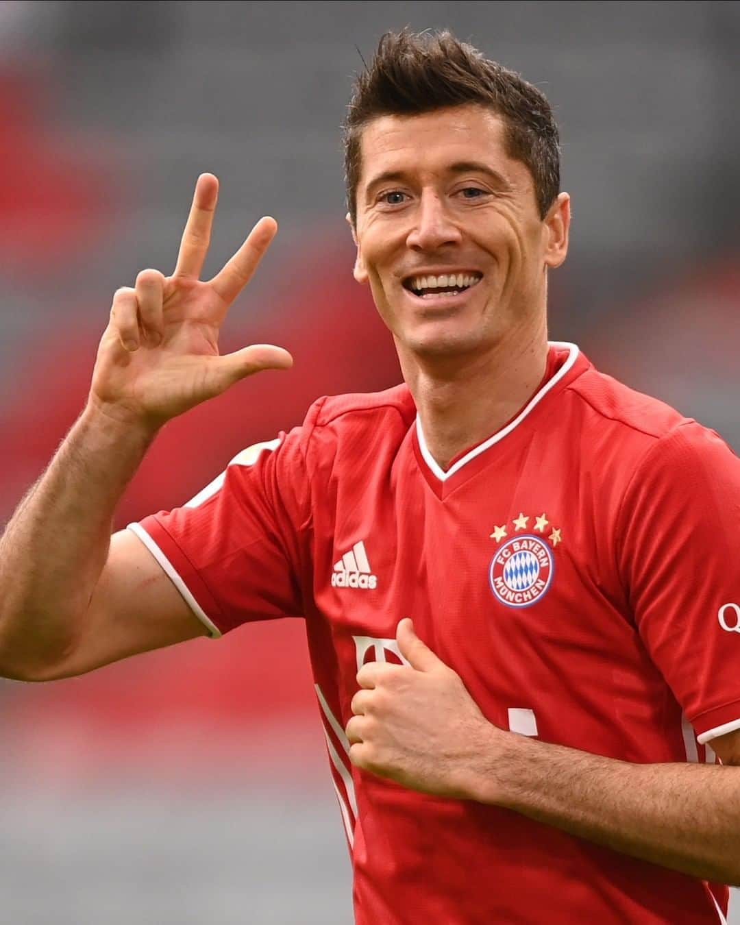 バイエルン・ミュンヘンさんのインスタグラム写真 - (バイエルン・ミュンヘンInstagram)「👊🔥  #FCBSGE #Bundesliga #LewanGOALski #MiaSanMia #FCBayern #packmas」10月25日 18時02分 - fcbayern