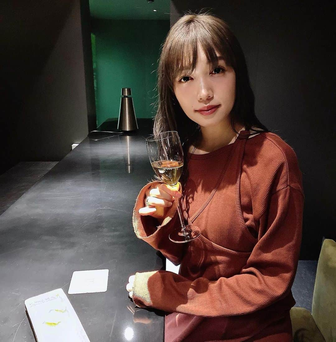 ののさんのインスタグラム写真 - (ののInstagram)「. ホテルのバー デザートワイン🍾 . . 飲酒日は月に2日くらいかなあ🤔 自分の家では特に飲まないから緊急事態宣言中は全然飲まなかったやー(家で飲んでもすぐ眠くなると思う) 飲むよりチョコやケーキ食べたい、米や麺いっぱい食べたいみたいな糖質食べたいタイプ😂 . . #バー#ワイン#お酒 #mogana#京都ホテル#ホテル#デザイナーズホテル#モノトーン#ブラックコーデ#ユナイテッドトウキョウ#モード#モードファッション#そうだ京都行こう#そうだ京都へ行こう#京都#京都旅行#gotoキャンペーン#gotoトラベルキャンペーン#トラベル#トラベルグラマー#旅スタグラム#旅スタグラマー#京都バー#関西女子#関西モデル#飲み会#kyoto#kyototrip#japan#hotel」10月25日 18時02分 - nonoko0309