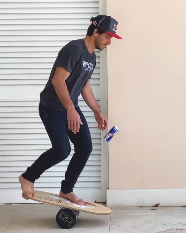 レッドブルのインスタグラム：「@nikolasplytas finding the balance between technical and awesome 🏄‍♂️  📹: @athensc #redbull #givesyouwiiiings #watersports #balance #flip」