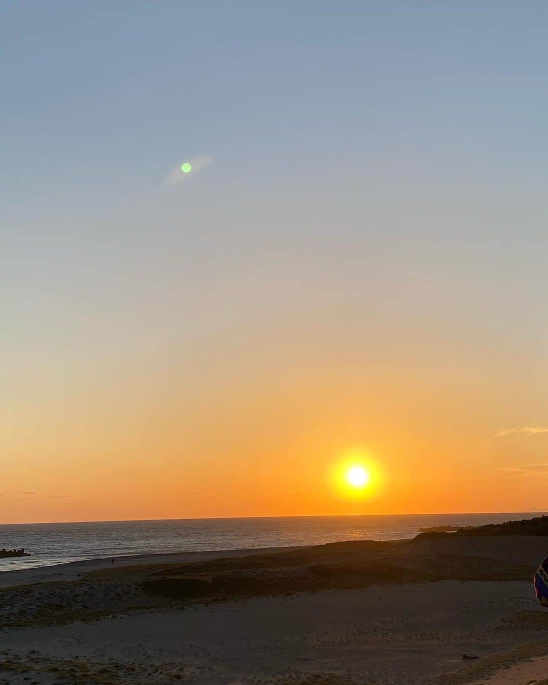 熊谷真実さんのインスタグラム写真 - (熊谷真実Instagram)「こんな夕陽が見られるところに住むなんて 考えた事もなかった。  今日も感動が一つ。 それだけで幸せ。  #熊谷真実#浜松暮らし中田島砂丘の夕陽#中田島砂丘#浜松移住#最高の時間#感動をありがとう」10月25日 18時05分 - mami_kumagai310