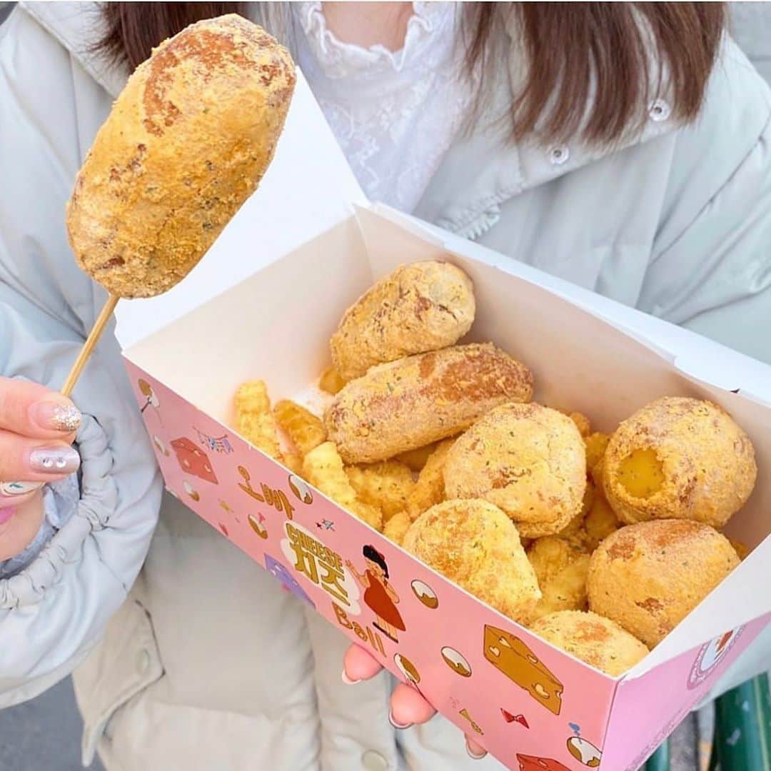 のインスタグラム：「【#新大久保 ナンマンホットドッグ＆タピオカ】﻿ ﻿ ※こちらは過去に行ったお店を紹介です！﻿昨日同じお店紹介したら、セットのやつもレポして欲しいとリクエストあったのだけど、実は過去にレポしてるの参考にしてね  チーズボールなど韓国フードを詰め合わせた贅沢セット🐺﻿ ﻿ プリンクルホットドック食べたくて行ったら、めっちゃお得感漂ってるセット見つけた🥺﻿ ﻿ 急遽これに変更したんだけど、めっちゃおすすめ！﻿ プリンクルホットドック3つとチーズボール5個とポテトがたくさん入って1,280円はなかなかのコスパ！﻿ ﻿ 単品で買うとプリンクルとチーズボールで1100円するから、ポテトが180円で付いてくると思うと◎﻿ ﻿ このチーズオニオンパウダーが最高！！﻿ これでもかってほど振りかけられてる笑﻿ 味濃すぎるて人は少し落としてから食べてね！﻿ ﻿ プリンクルホットドックはもちもち生地の中にソーセージが入ってるんだけど、かなりはまる！﻿ ﻿ テイクアウトで持って帰って食べてもいいよね！﻿ スタッフさんに言えば袋もくれるよー！﻿ ﻿ 男のスタッフさんがとても感じよかった！﻿ ﻿ ごちそうさまでした🐺﻿ ﻿ 何か質問や行った感想あればコメントやらDMお待ちしてます😚﻿ ﻿ また、ウルフを見て食べたら投稿やストーリーでタグ付けで知らせてくれると喜びます😚﻿ いいねやコメントしにいくのでぜひやってみて🥺﻿ ﻿ ※美味しさ、映え、コスパの評価は注文した商品だけの評価になります。﻿ ﻿ 🚃新大久保駅から徒歩3分﻿ 👛プリンプリンセット1,280円(税込)﻿ 💺テイクアウト﻿ 📍東京都新宿区百人町2-2-2﻿ ⏰ 10:00～22:00 不定休﻿ ﻿ #新大久保グルメ #新大久保カフェ #新大久保ランチ﻿」