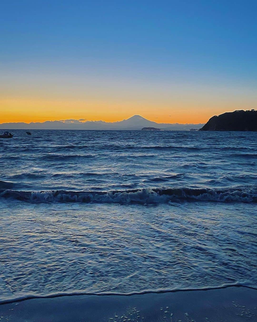 のインスタグラム：「#sea #sunset #magichour #mtfuji #enoshima」