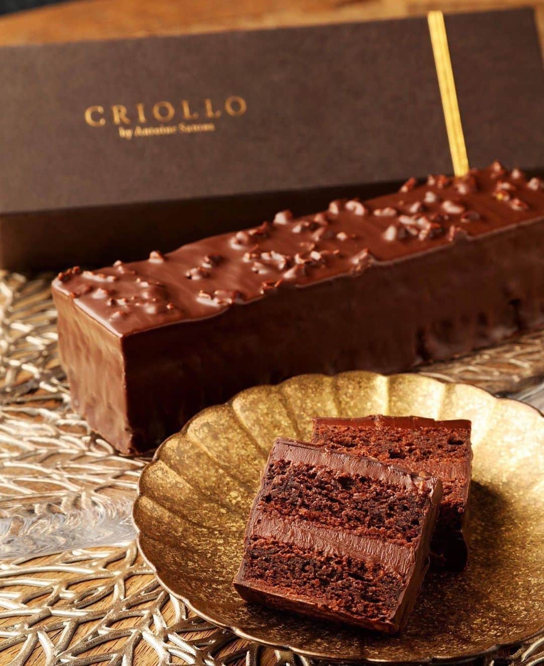 クリオロさんのインスタグラム写真 - (クリオロInstagram)「@criollo2016 ＼トレゾーフェア、開催します！／ 　 「トレゾー」とは、 チョコレートが得意な サントスシェフが作る 自慢のチョコレートケーキ。 　 口どけなめらか～なガナッシュを チョコレートたっぷりの生地に挟んだ、 チョコレート好きには たまらない逸品。 　 そんなトレゾーが 一堂に会する 「トレゾ―フェア」を、 11月1日（日）～11月30日(月)まで 開催いたします！ 　 普段は1種類しか取り扱いのない 中目黒店に 全種類並ぶのは今だけ！ 　 フェア限定商品も 登場しますので、 続報をお楽しみに♪ 　 サントスシェフのアカウントも フォローしてね！ @antoine_santos_by 　 #criollo#クリオロ#小竹向原#板橋#中目黒#cerclevjp#チョコレートケーキ#トレゾー#ケーキ#スイーツ#チョコレート#トレゾーフェア#チョコ好き#チョコケーキ#チョコレート好き#チョコレート大好き#チョコレート好きな人と繋がりたい#チョコレート部#チョコ部#パティシエカメラ部#スイーツ好きな人と繋がりたい」10月25日 18時08分 - criollo2016