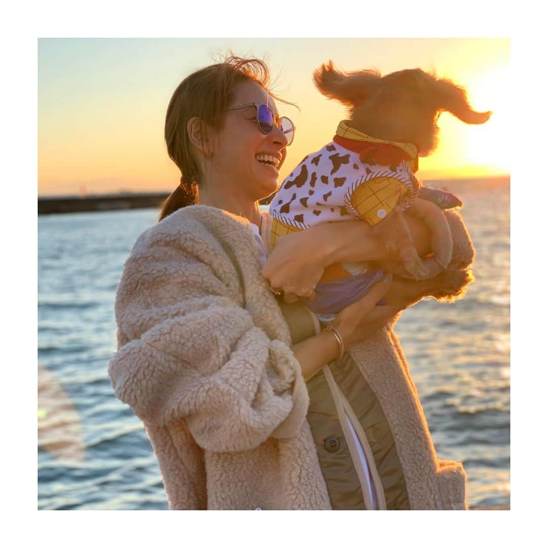 稲沢朋子さんのインスタグラム写真 - (稲沢朋子Instagram)「17年を共にする老犬たろう🐕人間だとしたら100歳超えと海🏖と友人familyと愛犬たち 明日からも頑張ろう！ #海　#癒し　#連投ごめんなさい #アイテムタップしてね #稲沢朋子  #いなとも　#inatomo ボアコート　#northbynortheast  です🙂」10月25日 18時19分 - ina_tomo