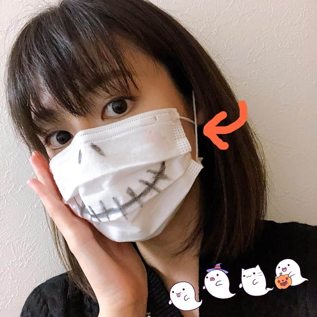 渋谷飛鳥さんのインスタグラム写真 - (渋谷飛鳥Instagram)「#ハロウィンの仮装 の 超ーーー簡単バージョン！笑  使い終わって捨てるだけのマスクに、お絵かきしてみました😂　  あっっっっと言う間に #ナイトメアビフォアクリスマス の #ジャック みたいな☠️の顔になれます🥰  用意するものは 太マジックとマスクだけ！！ お好みで赤いペン(ほっぺ用)  (一発描きが不安な方は フリクションで下書きした後 ドライヤーしたら消えます)  マスクの紐を2枚目の写真みたいにクロスすると 顔にフィットしてよりガイコツ感が増します🙆‍♀️  ペンで色々描けるなぁ。 顔でもいいし、コウモリとかカボチャとか黒猫を描いても ハロウィンっぽくなりますね🎃  ハロウィン仮装以外でも #キティちゃん とか 色々なキャラクターができそうです  本当はカボチャの口にしたかったんですけど、家にあるものだけでマスクをオレンジに染める方法が思いつかず保留。  お子さんと一緒に作ってみるのも楽しそうですね☺️ 気になった方は是非お試しください🥳  #ハロウィン  #簡単ハロウィン　　 #ハロウィンコスプレ　 #ハロウィン仮装　 #ハロウィン仮装キッズ　 #マスクアート　 #ハロウィンマスク　 #使い捨てマスク　 #リサイクル  #マスクの取扱にはくれぐれもお気をつけくださいませ」10月25日 18時11分 - shibuya_asuka_official