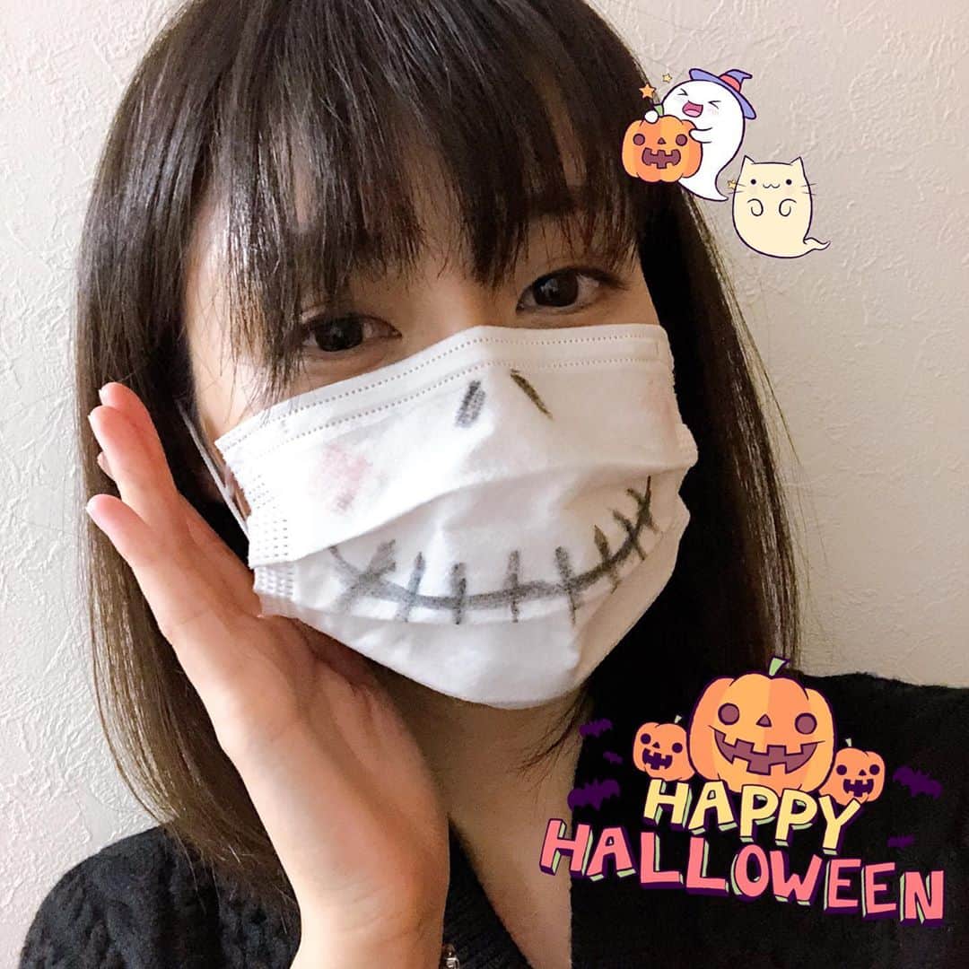 渋谷飛鳥のインスタグラム：「#ハロウィンの仮装 の 超ーーー簡単バージョン！笑  使い終わって捨てるだけのマスクに、お絵かきしてみました😂　  あっっっっと言う間に #ナイトメアビフォアクリスマス の #ジャック みたいな☠️の顔になれます🥰  用意するものは 太マジックとマスクだけ！！ お好みで赤いペン(ほっぺ用)  (一発描きが不安な方は フリクションで下書きした後 ドライヤーしたら消えます)  マスクの紐を2枚目の写真みたいにクロスすると 顔にフィットしてよりガイコツ感が増します🙆‍♀️  ペンで色々描けるなぁ。 顔でもいいし、コウモリとかカボチャとか黒猫を描いても ハロウィンっぽくなりますね🎃  ハロウィン仮装以外でも #キティちゃん とか 色々なキャラクターができそうです  本当はカボチャの口にしたかったんですけど、家にあるものだけでマスクをオレンジに染める方法が思いつかず保留。  お子さんと一緒に作ってみるのも楽しそうですね☺️ 気になった方は是非お試しください🥳  #ハロウィン  #簡単ハロウィン　　 #ハロウィンコスプレ　 #ハロウィン仮装　 #ハロウィン仮装キッズ　 #マスクアート　 #ハロウィンマスク　 #使い捨てマスク　 #リサイクル  #マスクの取扱にはくれぐれもお気をつけくださいませ」