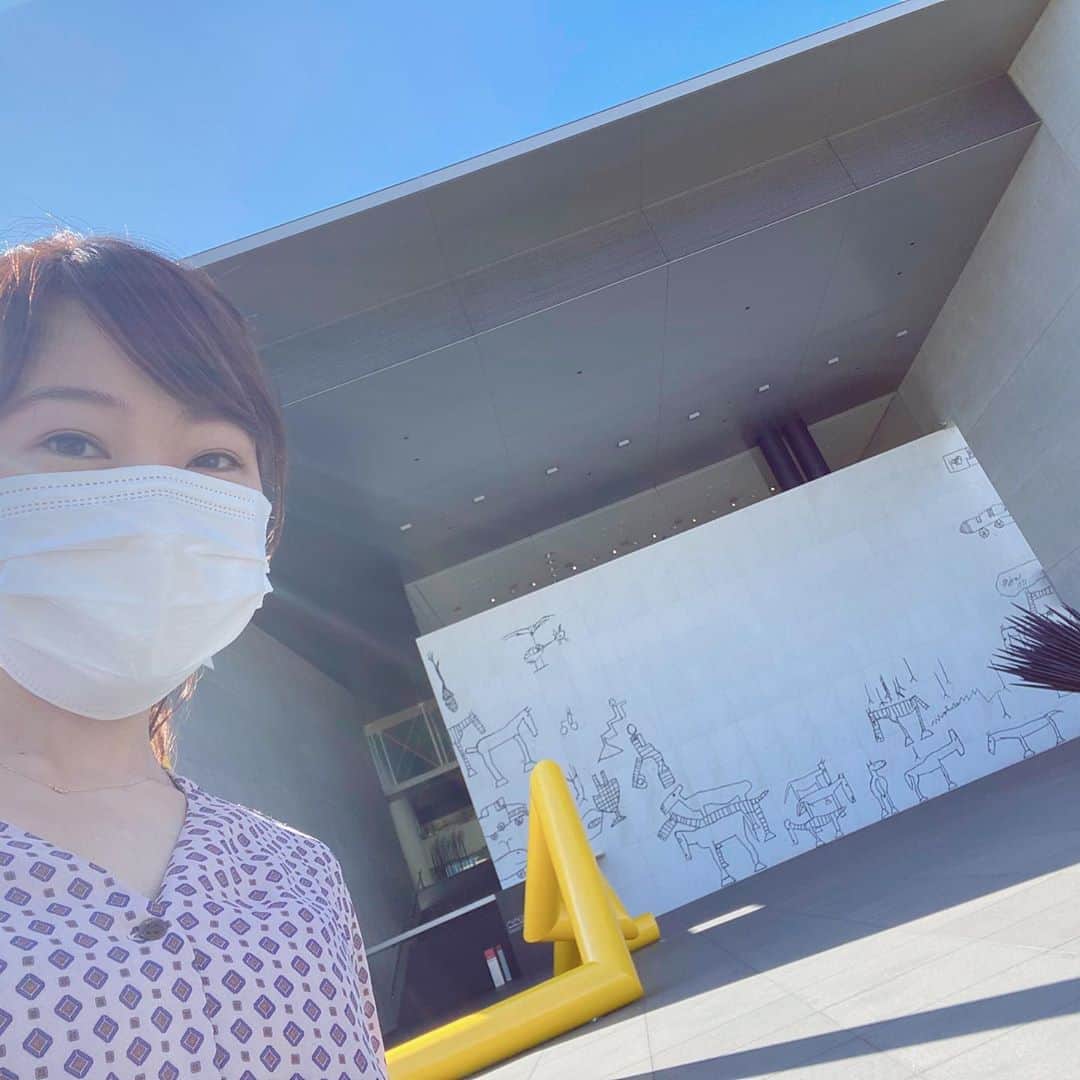滝香織さんのインスタグラム写真 - (滝香織Instagram)「昨日は皆さん、たくさんのメッセージありがとうございました😭😊😆  昨日から一転、今日は素敵な休日を過ごしました✨  #香川県 #丸亀市 の #猪熊弦一郎現代美術館 へ  #窓展 なるものを開催していて、#窓 をテーマに#絵画 #写真 #映像 #インスタレーション と様々な作品が展示されていました。 確かに窓って、色んな景色を切り取るし、部屋の中では陰影を生む光の元で、さらに、心の窓っていう言葉もあるし・・・ ユニークな展示が色々あって面白かったです😆  #美術館 #香川旅行 #アート #香川 #猪熊弦一郎 #丸亀 #うどん県 #四国旅行 #gotoトラベル #空 #art #musium #mimoca」10月25日 18時12分 - kaorin_taki