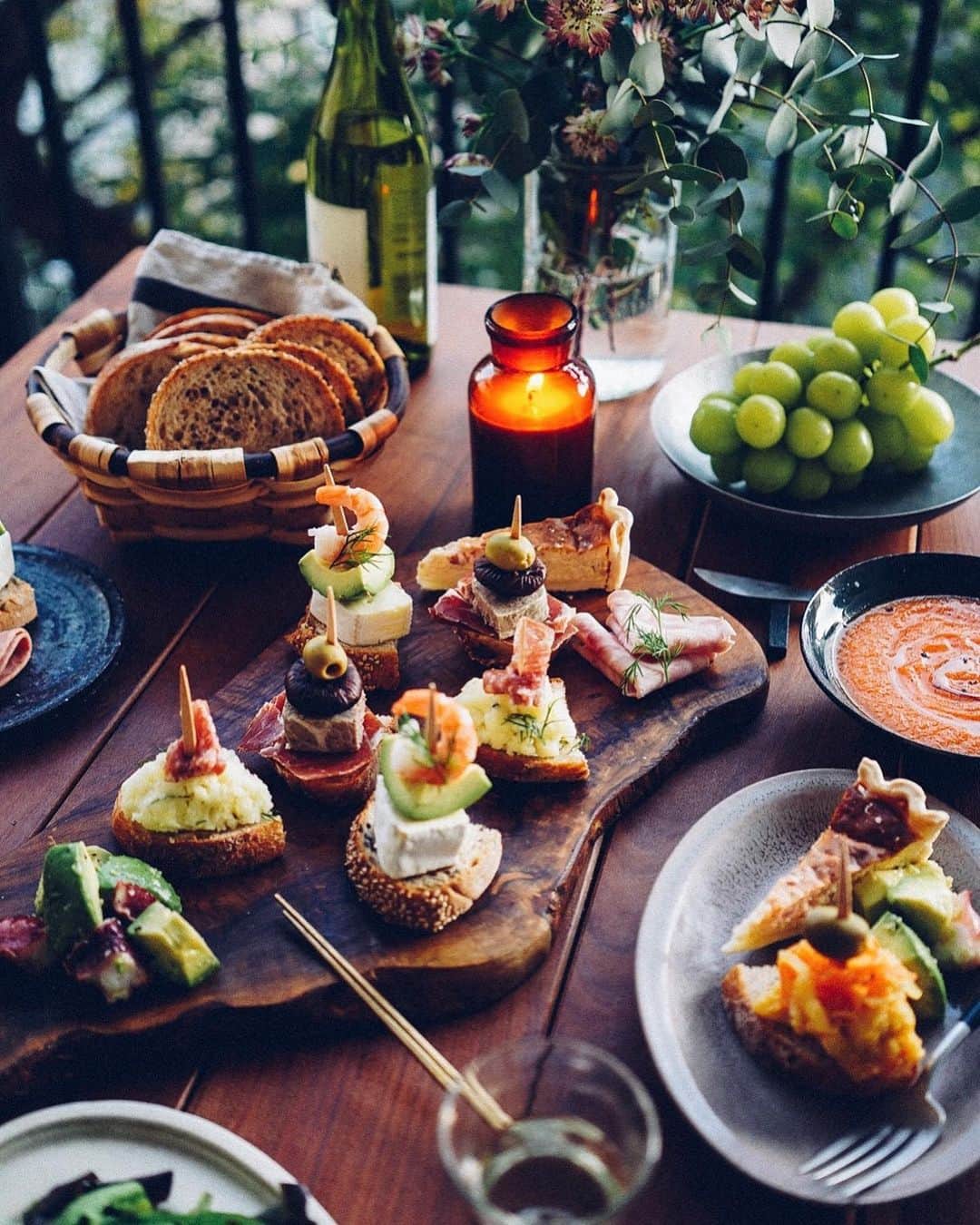 美紀のインスタグラム：「Sunday's dinner at balcony my Hygge life ♩  晴れのSUNDAY まだ明るいうちからワイン片手に ピンチョススタイル  ANDERSENのライ麦パンと胡麻パンに レバーパテや生ハムにドライイチジク ブリーにアボカド シュリンプなど すきなものをすきなだけ  人参たっぷりのスープには 仕上げにデンマークのバターをね Tさんも好物の発酵バターは 🇩🇰デンマークフェア期間限定、ぜひおすすめ◎   F&Cの友人おススメの白ワインを 私は先日YAECAからお迎えした フランスの60年代のグラスで  お花はアストランチアとユーカリ ユーカリの花言葉は思い出  バスクを旅したのは2年前の秋 Tさんと懐かしい旅話をしながら 今日はバルコニーでhygge dinner ♩ 明日からまた頑張れます  #miki_life #miki_home #hyggelife #ANDERSEN @andersen_official_jp」