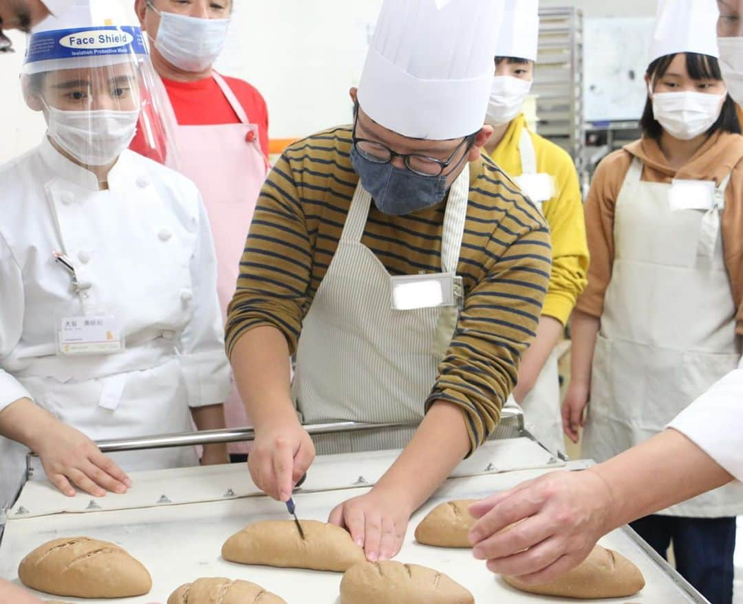 神戸製菓専門学校（公式）さんのインスタグラム写真 - (神戸製菓専門学校（公式）Instagram)「🌈オープンキャンパス🌈学スタレポート 兵庫県立豊岡総合高校出身、製パン本科の小林です！😀 今日のメニューは #マロンハース でした🌰 上がけ生地でマロンの生地を包むのが難しかったと思いますが、皆さんがんばって先生の真似をしていましたね❗️私も授業で作りましたが、焼く前に均等に切り込みを入れるのに苦戦しました😄💦  見た目は素朴ですが、ココアと栗の風味が口いっぱいに広がり秋を感じられると思います。美味しくお召し上がりください😊  私はお菓子とパンの街 #神戸 で本格的に学びたいと思って神戸製菓の #製パン本科 を選びました❗️  私も高校2年生の11月頃は就職と悩んでいましたが、とにかく気になる学校の資料を取り寄せてみるところから始めてみるといいと思います🌟😉  パン作りに興味がある方は、次回11/7(土)にも #きのこカレーパン 作りのオープンキャンパスがあるので、ぜひお越し下さい☺️  #神戸製菓　#神戸製菓専門学校  #神戸製菓専門学校oc #栗　#マロン　#🌰　#パン　#パン作り　#パン作り好きな人と繋がりたい #パン屋　#パン屋さん #留学生 #歓迎 #ブーランジェ　#神戸　#三宮　#三ノ宮　#instabread #instagood #パン職人　#パンスタグラム #ぱんすたぐらむ #pattistagram2020」10月25日 18時14分 - kobeseika_info