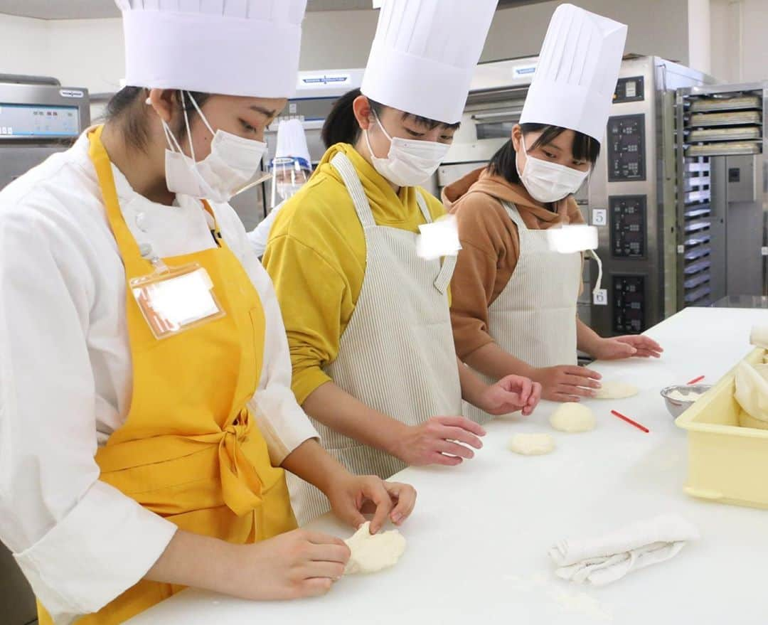 神戸製菓専門学校（公式）さんのインスタグラム写真 - (神戸製菓専門学校（公式）Instagram)「🌈オープンキャンパス🌈学スタレポート 兵庫県立豊岡総合高校出身、製パン本科の小林です！😀 今日のメニューは #マロンハース でした🌰 上がけ生地でマロンの生地を包むのが難しかったと思いますが、皆さんがんばって先生の真似をしていましたね❗️私も授業で作りましたが、焼く前に均等に切り込みを入れるのに苦戦しました😄💦  見た目は素朴ですが、ココアと栗の風味が口いっぱいに広がり秋を感じられると思います。美味しくお召し上がりください😊  私はお菓子とパンの街 #神戸 で本格的に学びたいと思って神戸製菓の #製パン本科 を選びました❗️  私も高校2年生の11月頃は就職と悩んでいましたが、とにかく気になる学校の資料を取り寄せてみるところから始めてみるといいと思います🌟😉  パン作りに興味がある方は、次回11/7(土)にも #きのこカレーパン 作りのオープンキャンパスがあるので、ぜひお越し下さい☺️  #神戸製菓　#神戸製菓専門学校  #神戸製菓専門学校oc #栗　#マロン　#🌰　#パン　#パン作り　#パン作り好きな人と繋がりたい #パン屋　#パン屋さん #留学生 #歓迎 #ブーランジェ　#神戸　#三宮　#三ノ宮　#instabread #instagood #パン職人　#パンスタグラム #ぱんすたぐらむ #pattistagram2020」10月25日 18時14分 - kobeseika_info