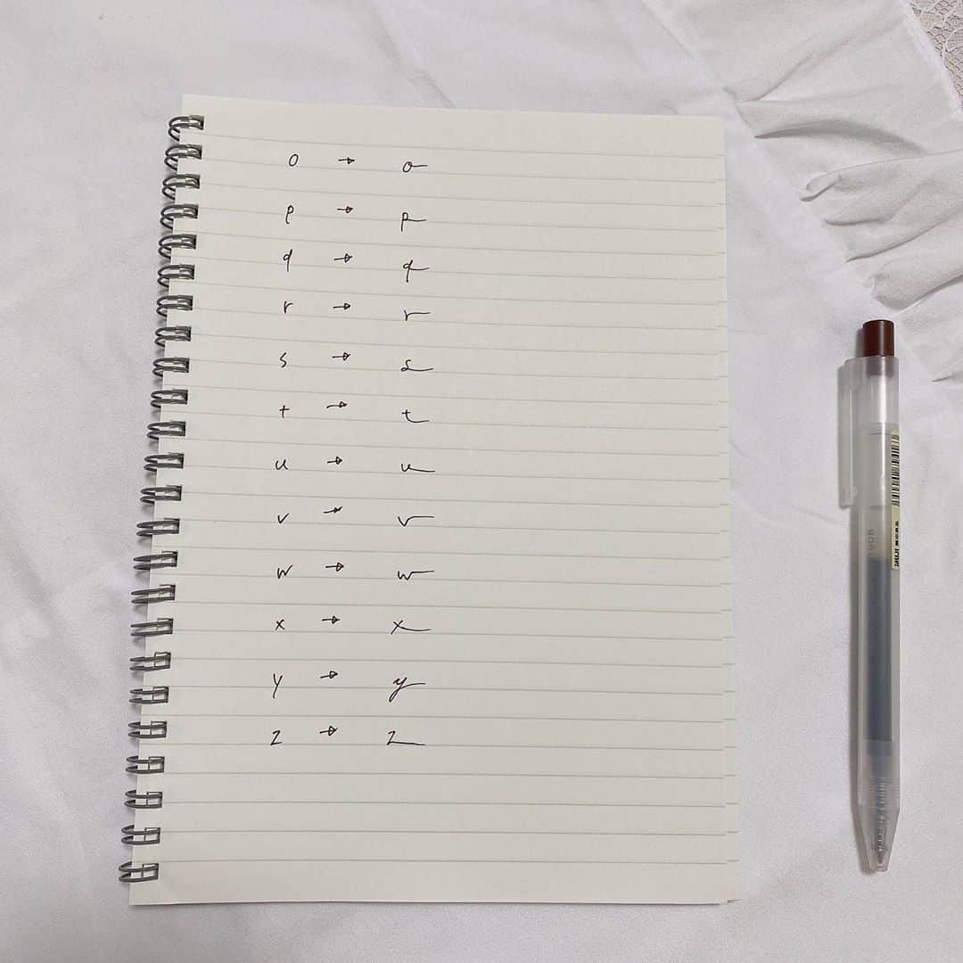 月森世菜さんのインスタグラム写真 - (月森世菜Instagram)「今回はどうしても 筆記体で書くのが難しい方向けに ローマ字で筆記体風に書ける 書き方をご紹介します♡  正しい筆記体は 以前ライブ配信しています☺︎  ※あくまでも筆記体風ですので、 正しい筆記体でなく イラストでオシャレに使いたい方向けです💭  4日前にローマ字で作れる サインの書き方をご紹介しましたが、 1つ1つのアルファベットやポイントを のせていなかったので こちらの投稿と合わせて 参考にして頂けると嬉しいです♡  私が皆さんのオリジナルサインを 作る際は1つ1つ相談して作るので 企業様が間に入って下さる機会 があれば企画として やりたいと思っています☺️💕  ┈┈┈┈┈┈┈┈┈┈┈┈┈┈┈┈┈┈┈ せいなです♡ 白系統の女子力アップのことに ついて毎日投稿しているので フォローして頂けると嬉しいです🍑   @seina.tsukimori   白系統のお写真を募集中✉️🕊 タグ付けしてね💭🩰 ┈┈┈┈┈┈┈┈┈┈┈┈┈┈┈┈┈┈┈   #ノート #ノートまとめ #ノート術 #ノート作り #ノートの中身 #ノートデコ #マイノート #イラスト #イラストグラム #イラスト好きな人と繋がりたい #イラスト好き #イラスト練習 #イラスト初心者 #手書きイラスト #手書き文字 #手書きノート #ノートデコ #ノートデコレーション #デコレーションアート #イラスト好きさんと繋がりたい #イラスト部 #イラストすきな人と繋がりたい #手描きイラスト #手描きアート #ノート術 #無印良品 #無印 #無印良品週間」10月25日 18時14分 - seina.tsukimori