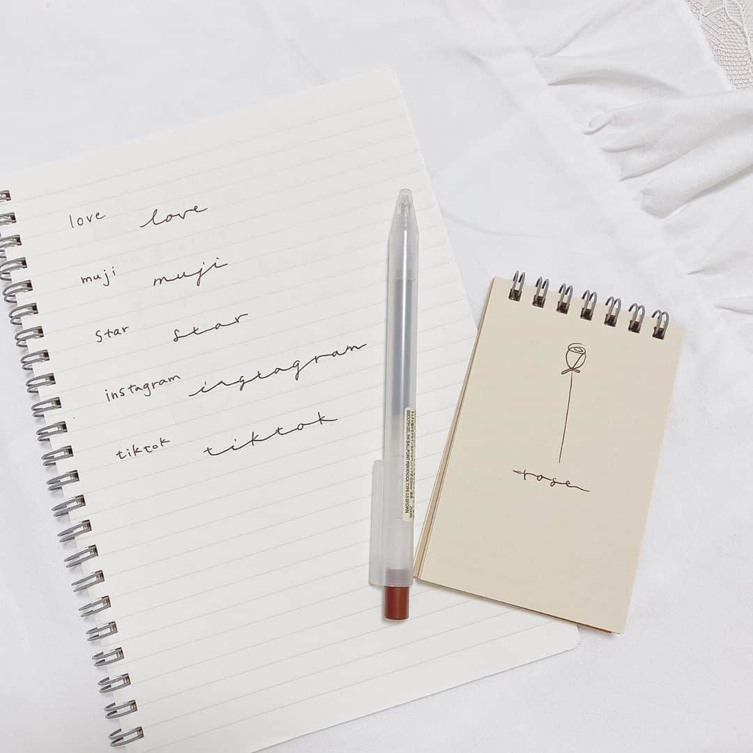 月森世菜さんのインスタグラム写真 - (月森世菜Instagram)「今回はどうしても 筆記体で書くのが難しい方向けに ローマ字で筆記体風に書ける 書き方をご紹介します♡  正しい筆記体は 以前ライブ配信しています☺︎  ※あくまでも筆記体風ですので、 正しい筆記体でなく イラストでオシャレに使いたい方向けです💭  4日前にローマ字で作れる サインの書き方をご紹介しましたが、 1つ1つのアルファベットやポイントを のせていなかったので こちらの投稿と合わせて 参考にして頂けると嬉しいです♡  私が皆さんのオリジナルサインを 作る際は1つ1つ相談して作るので 企業様が間に入って下さる機会 があれば企画として やりたいと思っています☺️💕  ┈┈┈┈┈┈┈┈┈┈┈┈┈┈┈┈┈┈┈ せいなです♡ 白系統の女子力アップのことに ついて毎日投稿しているので フォローして頂けると嬉しいです🍑   @seina.tsukimori   白系統のお写真を募集中✉️🕊 タグ付けしてね💭🩰 ┈┈┈┈┈┈┈┈┈┈┈┈┈┈┈┈┈┈┈   #ノート #ノートまとめ #ノート術 #ノート作り #ノートの中身 #ノートデコ #マイノート #イラスト #イラストグラム #イラスト好きな人と繋がりたい #イラスト好き #イラスト練習 #イラスト初心者 #手書きイラスト #手書き文字 #手書きノート #ノートデコ #ノートデコレーション #デコレーションアート #イラスト好きさんと繋がりたい #イラスト部 #イラストすきな人と繋がりたい #手描きイラスト #手描きアート #ノート術 #無印良品 #無印 #無印良品週間」10月25日 18時14分 - seina.tsukimori
