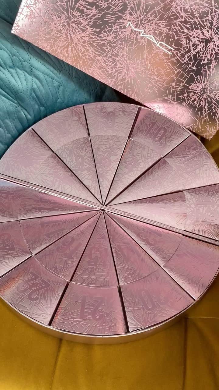 のインスタグラム：「Who wants a sneak peek? 👀 Watch @dominic_mua unwrap this years limited edition #FrostedFirework Advent Calendar  Available in-store & online at maccosmetics.co.uk  Have you got yours yet? ⏰ Grab one before they’re gone!  #MACFrostedFirework #MACAdventCalendar #BeautyAdventCalendar #Unboxing #AdventCalendarUnboxing #MACCosmeticsUK #MACCosmetics #MACChristmas #MACHoliday」