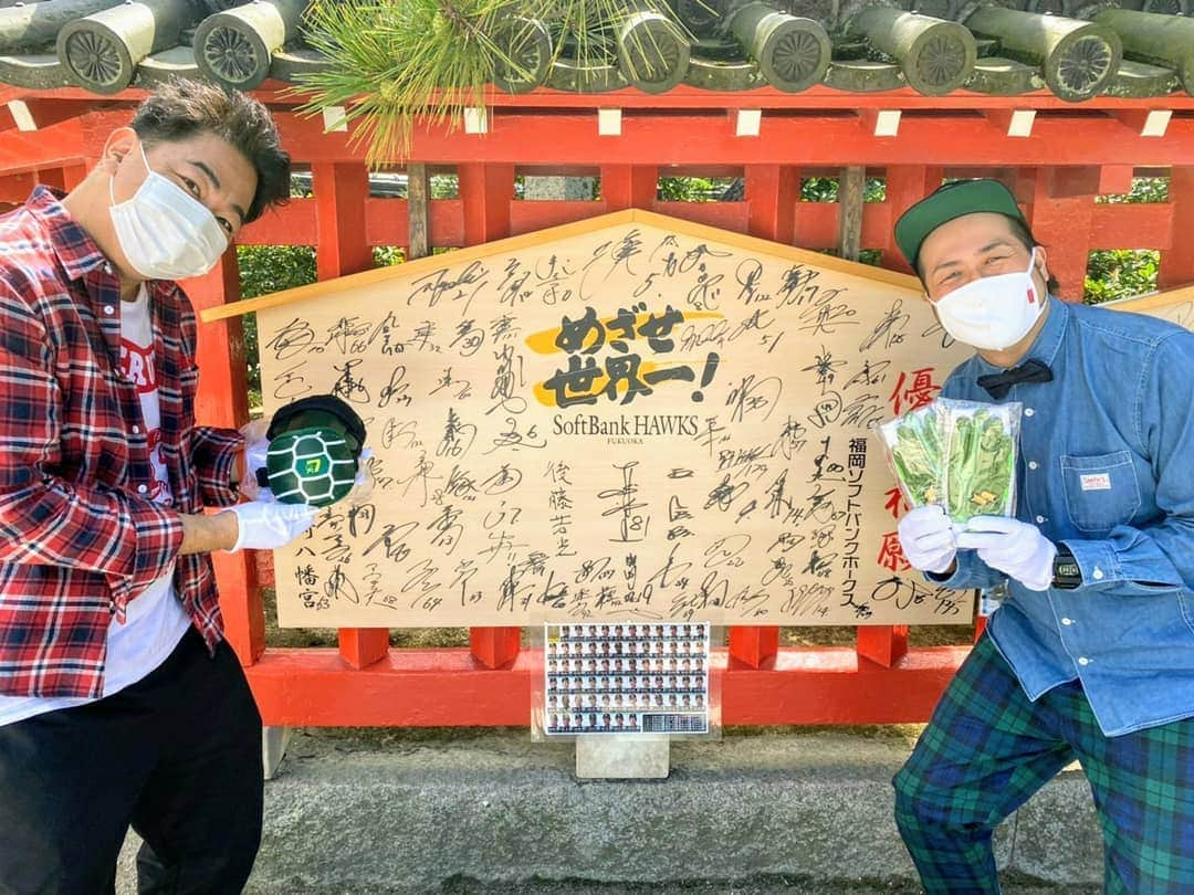 青木淳也さんのインスタグラム写真 - (青木淳也Instagram)「* * * 🐢#タートル中村計画🐢 ご覧いただけましたか!? エルボーガードと手袋完成！ どうですか!?めちゃくちゃ亀！ * 中村晃選手も喜んでくれて めちゃくちゃイイ笑顔見せてくれて SSKさんも一生懸命要望に応えてくださり 本当にありがた～い♪ * FBS『夢スポ』 毎週日曜日16:55～生放送！ ご覧くださぁーい！ * * #ブルーリバー #中村晃 #sbhawks #softbankhawks #福岡ソフトバンクホークス #ソフトバンクホークス #ホークス #夢空間スポーツ #夢スポ #FBS #ブリかま #福岡 #fukuoka #野球 #baseball #プロ野球 #ホークス芸人 #MC #スポーツ #アビスパ福岡 #ギラヴァンツ北九州 #感謝」10月25日 18時27分 - blueriveraoki