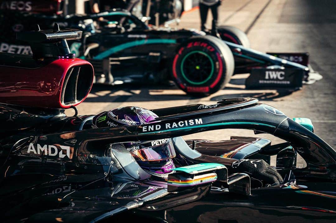 MERCEDES AMG PETRONASさんのインスタグラム写真 - (MERCEDES AMG PETRONASInstagram)「RACE DAY IN PORTUGAL! ❤️💚 Who’s winning the first F1 Grand Prix at Portimáo? 💭👇」10月25日 18時27分 - mercedesamgf1