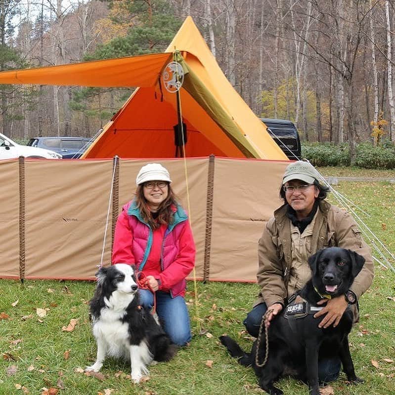 キャンプ情報サイト［ランタン］さんのインスタグラム写真 - (キャンプ情報サイト［ランタン］Instagram)「CAMP SMILE STYLE ／ 愛犬たちと自由に遊べるプレシャスタイム ＼ いろんなキャンパーのキャンプスタイルを現地取材と一般キャンパーからの投稿で数多く掲載してます。 . . 詳しくは @lantern.camp webサイトをご覧ください . . #camp #camping #outdoor #travel #trip #lantern_smile #nature #キャンプ #キャンプ用品 #キャンプギア #アウトドア #テント #自然 #旅行 #キャンプ初心者  #キャンプ好きな人と繋がりたい #camper #外遊び #アカイガワ・トモ・プレイパーク #デュオキャンプ #LANTERN #犬連れキャンプ #キャンプレイアウト #ユニフレーム #犬 #ラブラドールレトリーバー #犬との暮らし #ラブラドールのいる暮らし #犬とキャンプ #犬と旅行」10月25日 18時20分 - lantern.camp