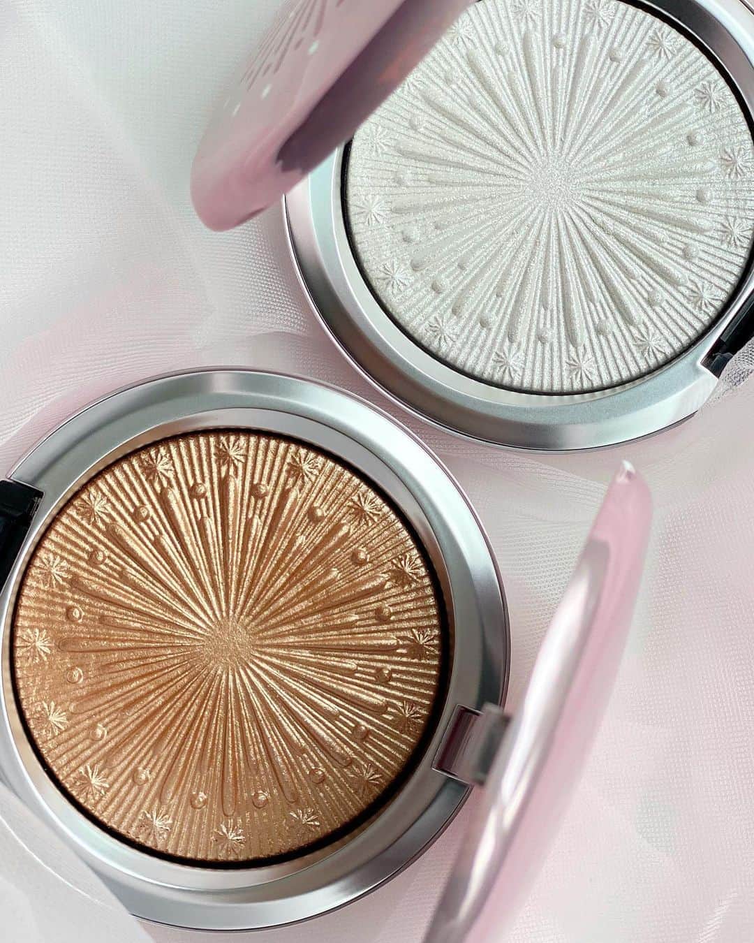 M∙A∙C Cosmetics Japanのインスタグラム：「ホリデーシーズンのメイクアップの仕上げとなる、上品な光を放つハイライト✨ ㅤ ゴールデン ブロンズとフロスティー ホワイト、あなたはどちらがお好み？🌟 ㅤ ■エクストラ ディメンション スキンフィニッシュ: フレア フォー ザ ドラマティック／ レット イット グロー (税込5,390円) ㅤ #MACFrostedFirework #MACクリスマスコフレ2020 #MACHoliday#MACCosmeticsJapan #MACCosmetics #MAC #MACコスメ #マックコスメ #メイクプロセス#トレンドメイク#秋メイク#冬メイク#クリスマスコフレ2020#クリスマスコフレ#ツヤ肌#ツヤ#ハイライト#ツヤ肌メイク#つや肌#つやつや#透明感#透明感メイク#骨格メイク#小顔効果#小顔メイク#立体感#ベースメイク」