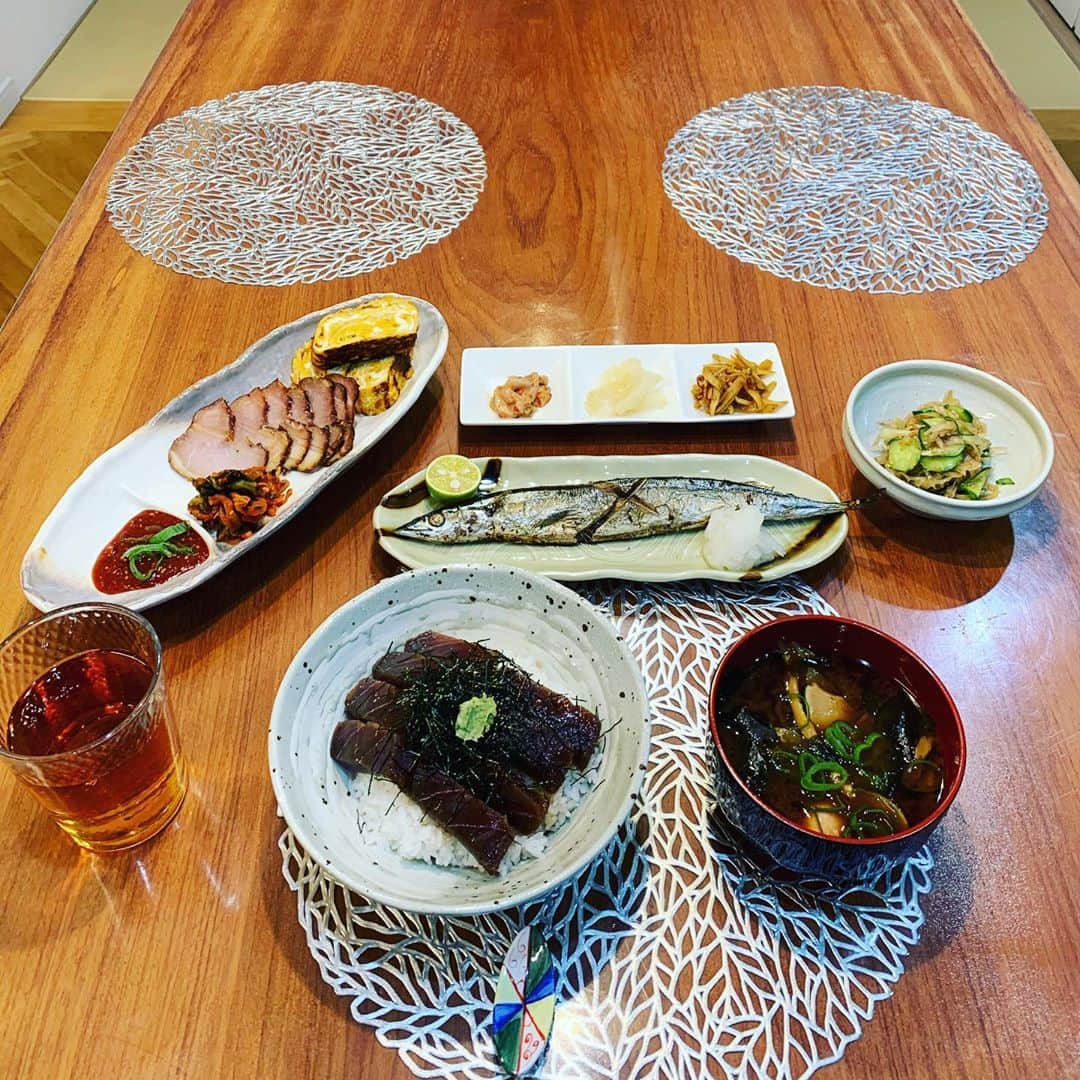 のインスタグラム：「晩飯スタート ゴルフネットワーク ザ、マッチ見ながら 漬け丼　赤だし玉入り　大船渡さんま　安積精肉店の焼豚」