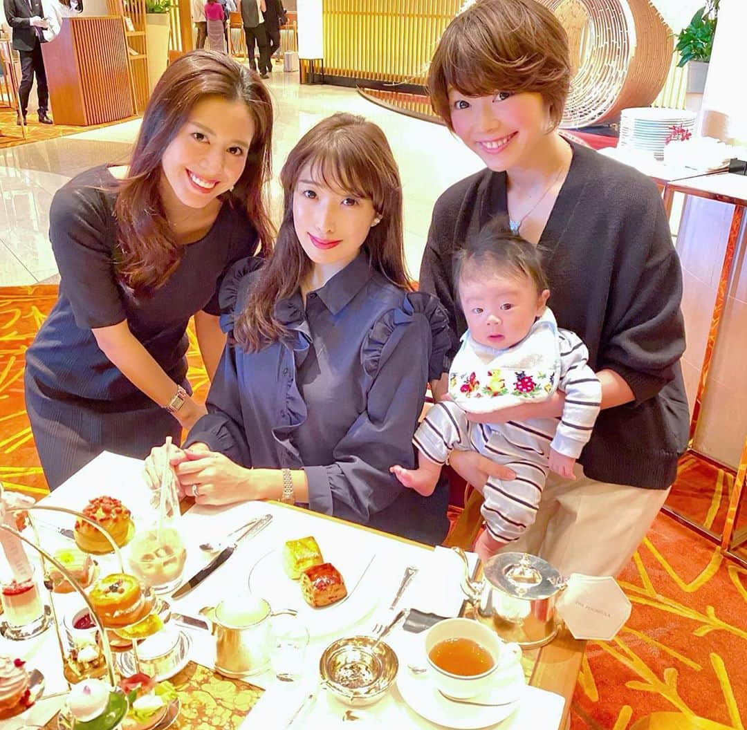 越馬千春さんのインスタグラム写真 - (越馬千春Instagram)「. . 急遽3人？4人で会えた日👩‍👩‍👧👶🏻 . . 麻理耶と明日アフタヌーンティー☕️💕するよー✨ て話したら真奈ちゃんも息子くんも参加してれました☺️  都合があってこういう奇跡が起きる時って嬉しいな❤  真奈ちゃんの息子くんも 相変わらず良い子で可愛すぎました👶🏻✨ ️  . . ピンクアフタヌーンティー可愛かったです💗💓 @thepeninsulatokyo  #ピンクアフタヌーンティー#pinkafternoontea #pink #peninsula #peninsulahotel #ペニンシュラ東京 #ザロビー #thelobby #peninsulatokyo #アフタヌーンティー#afternoontea #AT #tea #スイーツ#sweets #teatime #sweets #cake #chocolate #dessert #千春の趣味#アフタヌーンティー会」10月25日 18時21分 - chiharukoshiba