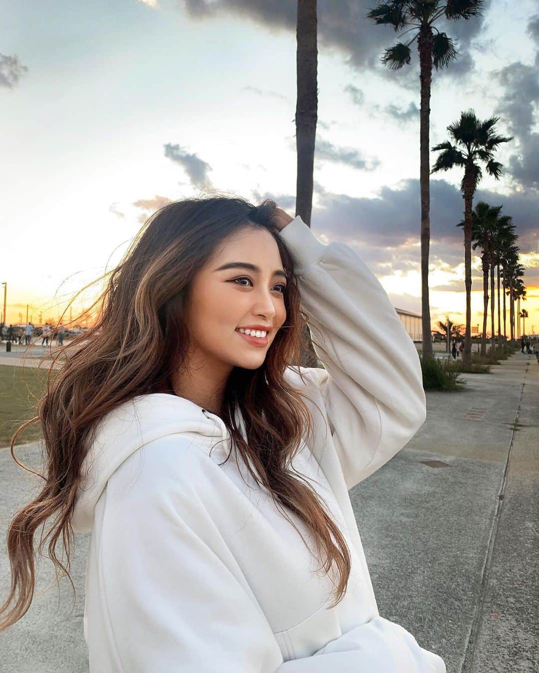Yumaikaのインスタグラム：「👨🏻とお散歩コースはsunset が綺麗に見える場所へ🌴  数年前に2人が初めて出会った場所は、おしゃれなcafeが並ぶ素敵な場所になっていた🌴  👶🏻抱っこして、連れてきたい🤍  数年経つと、見慣れたはずの景色も 食べ物も違って感じるものですね✨  強風だったけど、自然に笑顔になれた日✨  もー outer出さなきゃ✨  #デート 白い服着たら　雪だるまみたいに まんまるだった日⛄️🤍」