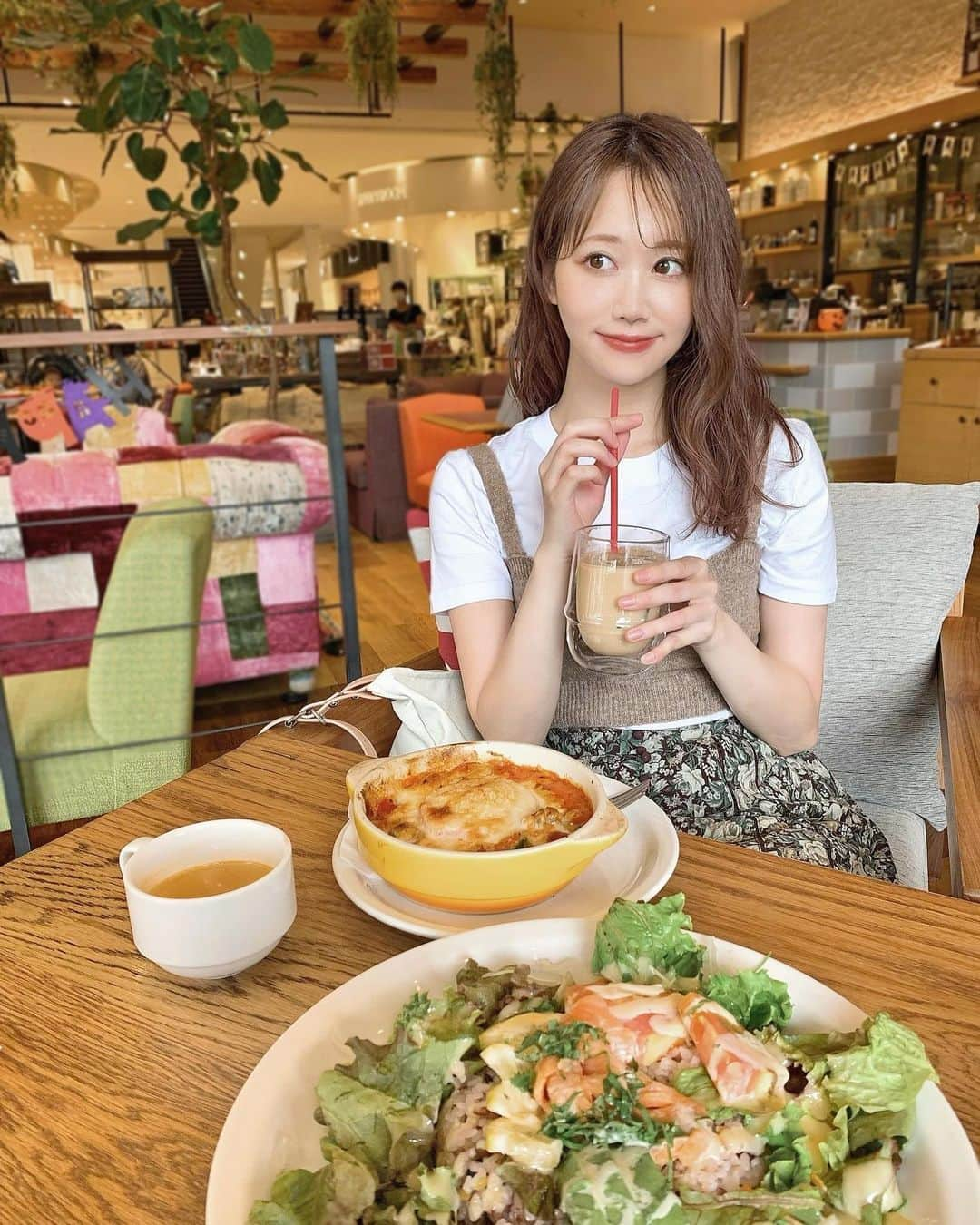 佐藤瀬奈さんのインスタグラム写真 - (佐藤瀬奈Instagram)「@mellowbrowncoffee_official でランチ♥︎ 広くて子連れにも優しいのでコクーンに来たらいつもここ👶💕 グラスが家にあるのと同じものだったのですごくお家気分になってしまった😪笑⠀ ⠀ 話変わってバチェロレッテの最終回が待ち遠しくて毎日そわそわそわそわしています🕰笑 杉ちゃんの発する言葉が本当に綺麗で素晴らしくて毎回泣いてる…😭 みんなは誰推しですか🥺？⠀ ⠀ Tシャツとニットビスチェは @zara 🐈 ・ ・ ・ #mellowbrowncoffee  #コクーンシティ」10月25日 18時27分 - senapuu