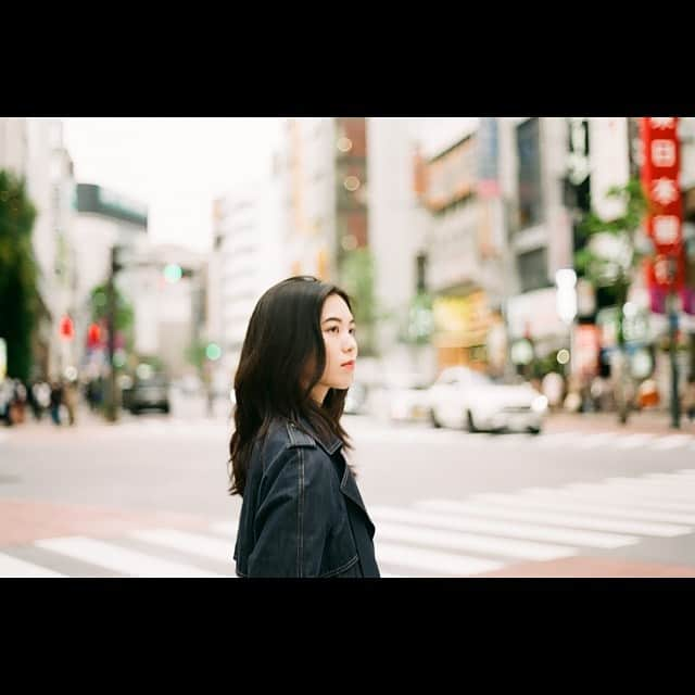 真崎かれんさんのインスタグラム写真 - (真崎かれんInstagram)「📷 愛用しているnikonちゃんが故障していた…泣 このカタチと重さ、大好きなんだけどなぁ😢 #Nikon #nikonfe #filmcamera  .  お洋服はカメラに合わせてモノトーンな感じで☀️ #いつの日かの写真 #友達と写真撮り合い　 #フィルムカメラ愛好会」10月25日 18時25分 - karen_masaki