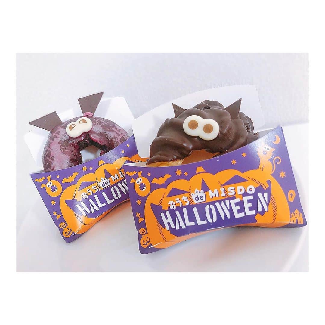 のインスタグラム：「. 🎃おうち de MISDO HALLOWEEN👻 . . ミスドのハロウィンのドーナツ かわいすぎますー！！！！ やばー！かわー！モンスター👾 . . (容器もちゃんと立つようにつくられてて かわいいまま持ち帰りできるし お写真もとりやすくて すごいなぁと感激していました！笑) . . はろうぃんはろうぃん♡ . . . #ミスド  #ミスタードーナツ  #おうちでmisdohalloween  #ハロウィン #halloween #🎃」