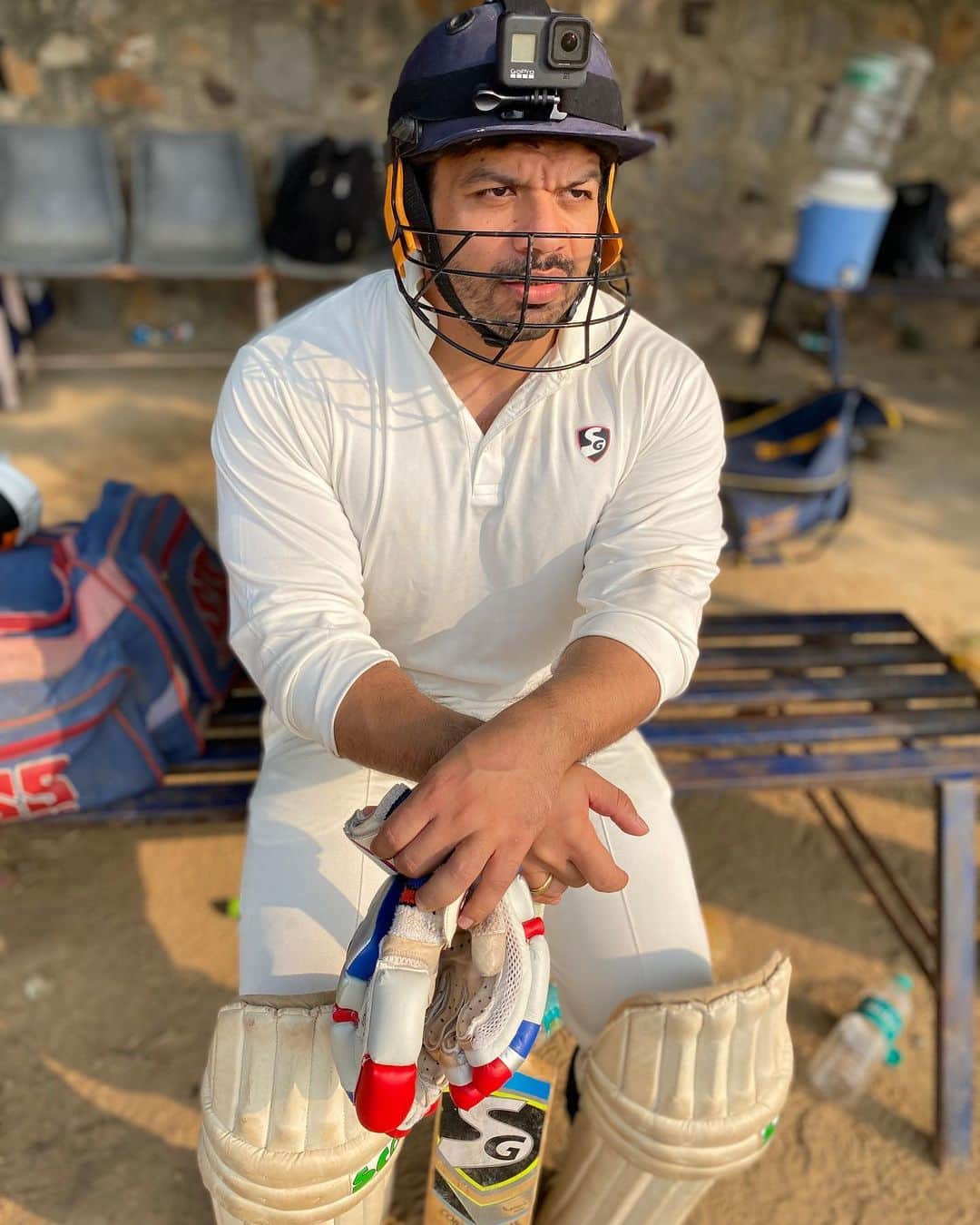 Gaurav Tanejaのインスタグラム：「Padded up, next to go. . Jai mata di. #flyingbeast #cricket #sunday」