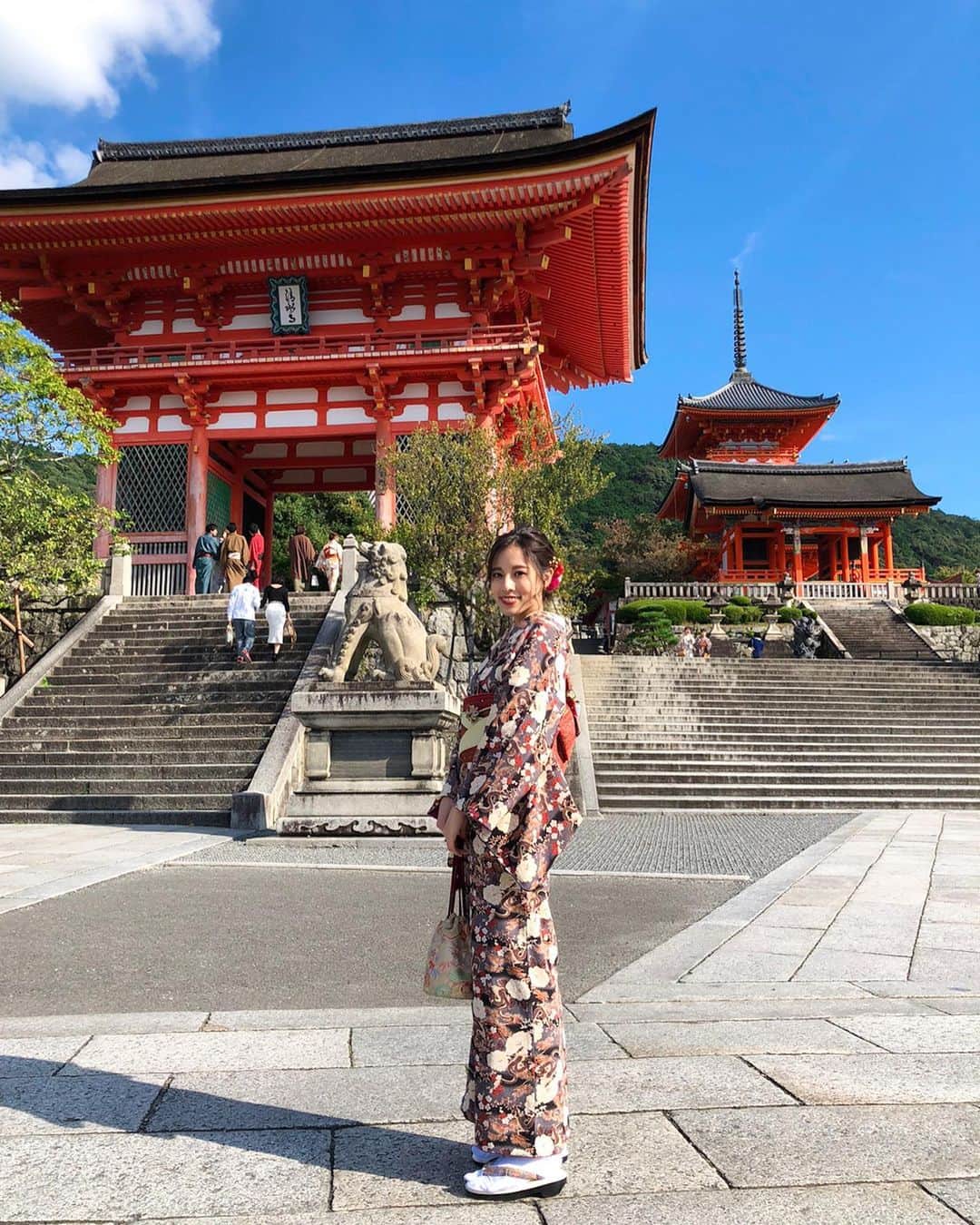 吉岡結紀のインスタグラム：「✐☡ ・ KYOTO⛩☀️ 美味しいもの食べて、お天気も良いし 楽しいし最高でした🍡🍲♥️ ・ #kyoto #kimono #jpn #京都 #着物 #出会いはマルタの空港 #最初日本人か分かんなくて持ってる紙チラ見したら #MasaeがMelissaに見えて #完全メリッサやと思ってた私 #全部が懐かしい ☺️♡♡」