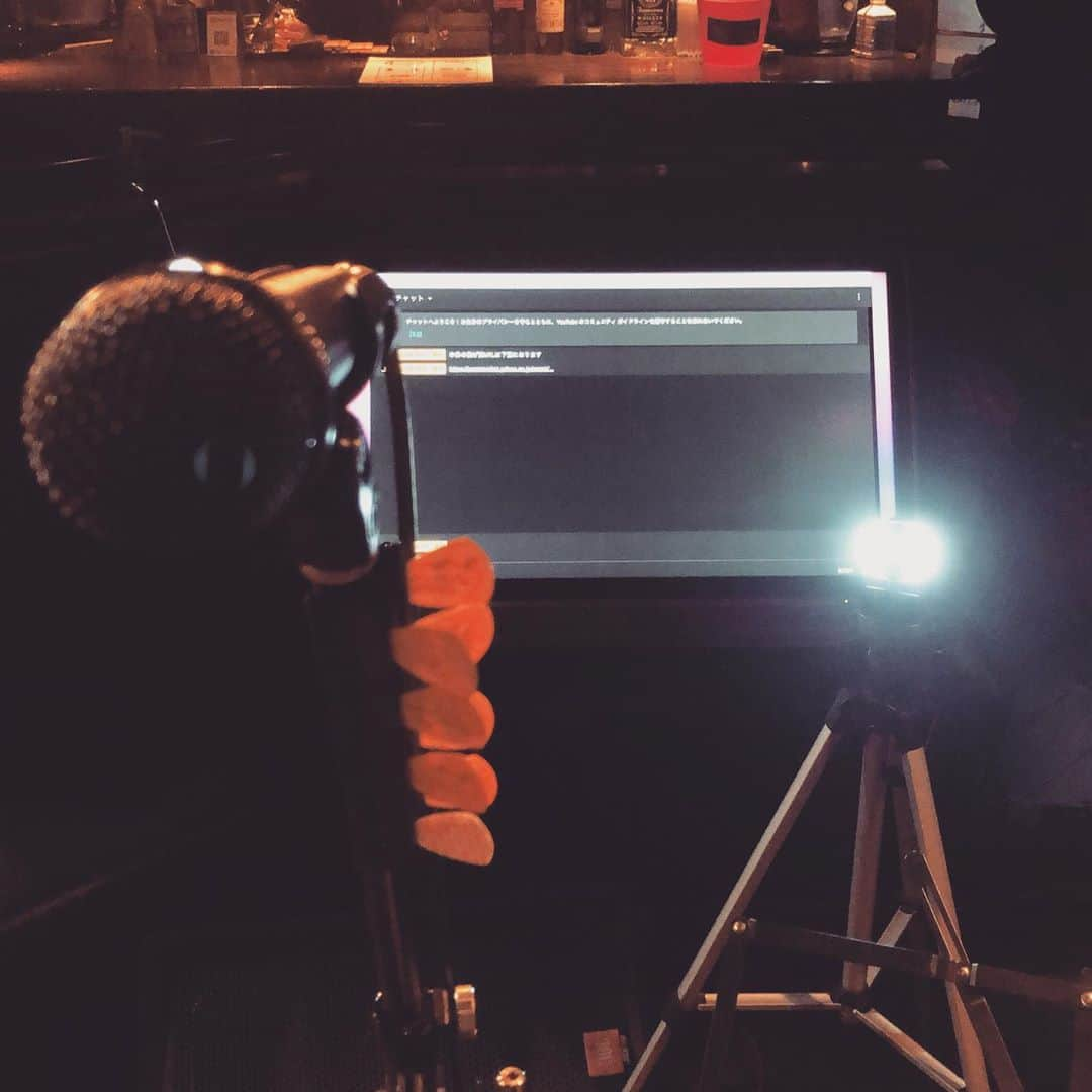 谷口崇さんのインスタグラム写真 - (谷口崇Instagram)「スタートまで1時間を切りましたー。マイクの向こう側には大きいモニターがあるので、MCの時にはここでみなさんからのコメントを読めたりもします。投げ銭もよろしくお願いします！  『LiveS Beyond（無料配信LIVE）谷口崇 at 佐賀 LIVE BAR・雷神』 10/25（日）19:00〜20:30終了予定 【配信URL】youtu.be/NJgBXpR1vNE ※アーカイブ残ります 投げ銭チケットはこちらより！ https://passmarket.yahoo.co.jp/event/show/detail/01c5za119r4h9.html  #livesbeyond」10月25日 18時28分 - sweetbabytt
