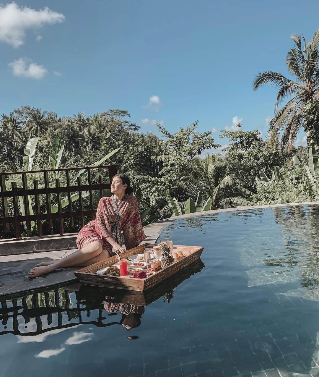 Kimberly Ryderのインスタグラム：「Yet another awesome breakfast situation at @kamandalu, surrounded by amazing scenery. 🌴 • Banyak yang nanya kenapa Rayden suka nga pake celana, cuman popok. Soalnya gerahhh... dan meminimalisir cucian buat emaknya. 😅」