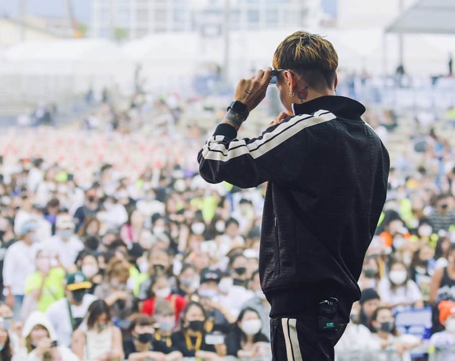 Staxx Tのインスタグラム：「音楽は希望だ。歌う人の希望であり、聴く人の希望だ。つまらない人生が少し楽しくなり、何も無い空間や草原をパーティー会場に変える力がある。﻿ ﻿ コロナがやってきてから最悪と言ってしまえば最悪の状況の中、2本の野外フェス、何本かのクラブでのライブができたこと、本当に感謝でしかない。﻿ ﻿ 自粛期間中、ステージを離れてファンやパリピのみんなの顔を見れず、歌う場もなくて、なんだか今までの音楽人生が嘘のように感じる日もあったけど、帰ってくる場所がある事、その機会をクラブ業界の皆さんに先導して作ってもらえたことに心から感謝した。﻿ ﻿ つまり、俺達は音楽が大好きだ。﻿ ﻿ #ありがとう﻿ #MUSICCIRCUS2020」