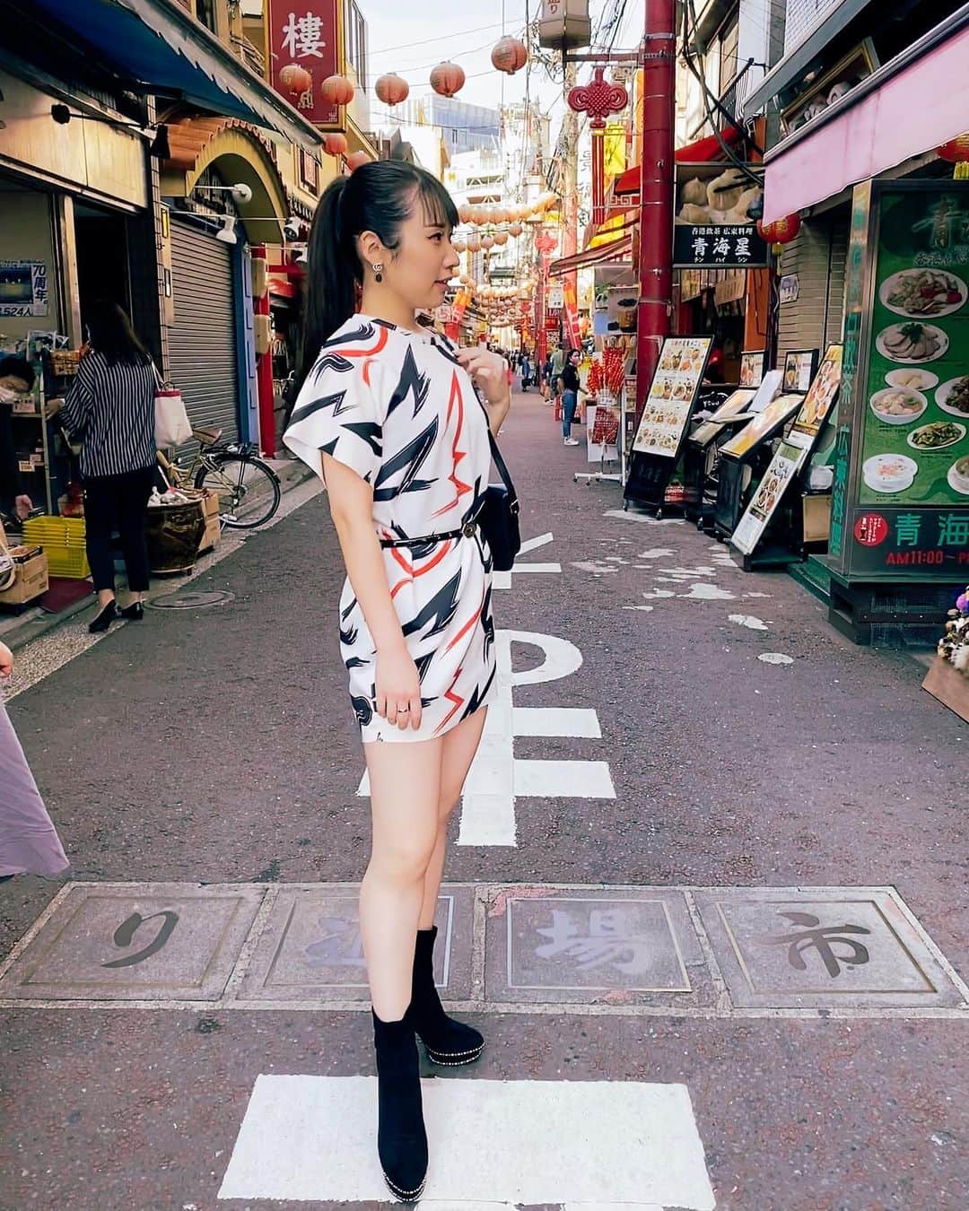 のインスタグラム：「この前、中華街ふらふらするの久しぶりで楽しかった〜☺️✨ そんな今日も桜木町でお仕事でした🐣 このワンピース不思議な模様で好き❤️🤭  #中華街 #みなとみらい #横浜 #fashion  #photo #likeforlikes  #photooftheday #instagood #igers #좋아요 #写真好きな人と繋がりたい #여행 #가족여행 #여행스타그램 #お洒落さんと繋がりたい #outfit #coodinate #zara #fashiongram  #onepiece #hairstyle #style #コーディネート #followｍe #follow #instalike #photooftheday #旅行好きな人と繋がりたい #tripgram #sundayfunday」