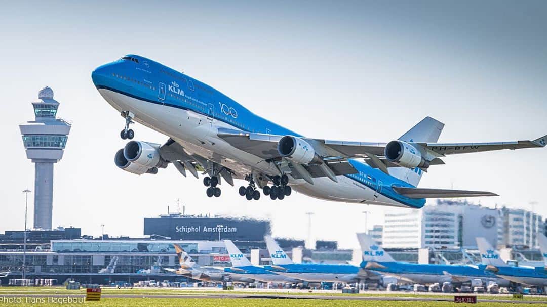 KLMオランダ航空さんのインスタグラム写真 - (KLMオランダ航空Instagram)「An ode to the 747! Thank you for being our Queen. 👑✈️ #KLM #747 #Boeing747 #Queen  📸 by Martijn de Heer, Hans Hagebout, Andres Bolkenbaas, Mark Wagtendonk, Jelle Harberts, Andres Bolkenbaas, Feike Westenbroek, Daan van der Heijden, Martijn de Heer, Rutger Smulders.」10月25日 18時34分 - klm