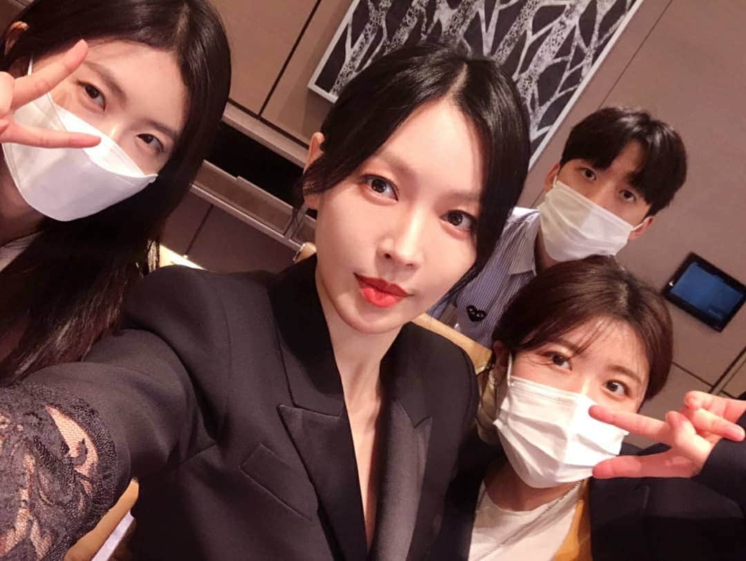 キム・ソヨンのインスタグラム：「^^♡ 천서진 팀🥰👏👏👏 🦸‍♂️ @seokho89 🤺📱💻📖🖊💪💯👦😃 👗@wlalslv 😽👠💍👚🐦🧚‍♀️😊 💇‍♀️ @happinessmigang 🐹🌞🎀💆‍♀️🐥🐿😁」