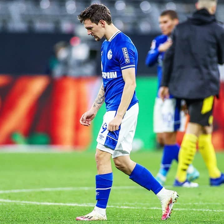 シャルケ04さんのインスタグラム写真 - (シャルケ04Instagram)「Der Tag danach. Tut immer noch weh. . . One day later. Still hurts.  . . #S04 #Schalke #Knappen #Königsblau #🔵⚪️ #Bundesliga #Revierderby #BVBS04」10月25日 18時35分 - s04