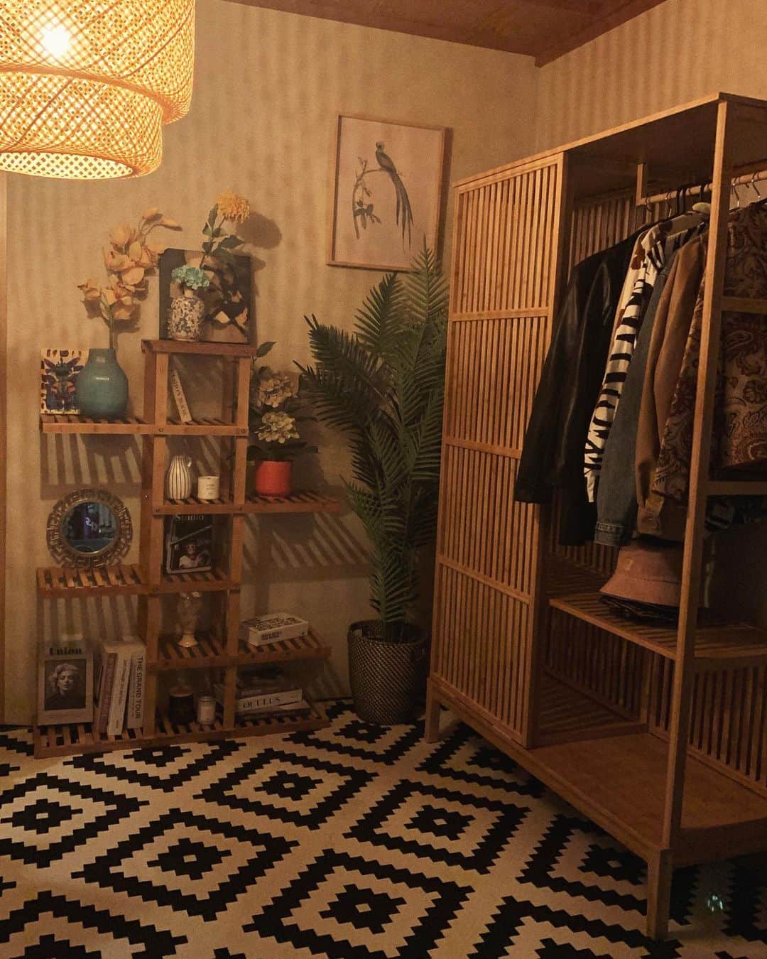 のインスタグラム：「the corner of our Japanese room👘🏡  #我が家の唯一の和室 の一角✨🕊 昼間はボーダー柄(竹の棚のおかげで🌞)に日差しが入って癒し。☀️夜はこんな感じで暗めでmoody🌓  この反対側に屋内テラスがあって、シューズコレクションルームにしてます👟👟👟  年齢を重ねたり、息子達が成長するにつれて、テイストは変わっていくものですね🍵🌿」