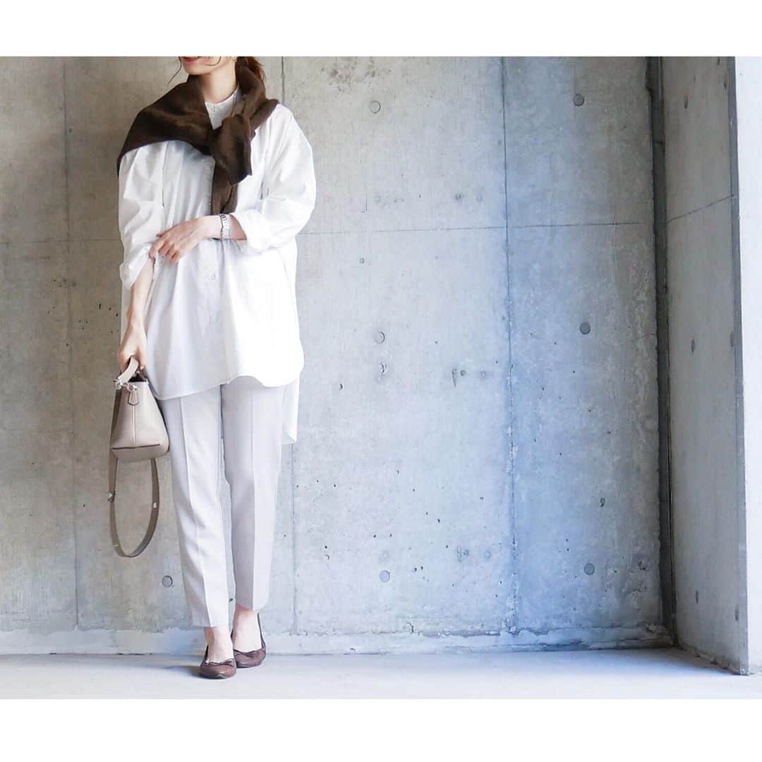 htrkmkのインスタグラム：「【UNIQLO人気ニット、こなれた肩がけのコツ】  ╭☞イラスト解説はswipe╭☞  今年は、雑誌などで ニットを肩掛けしてるコーデをよく見る！  …と、真似してみたものの なんだかしっくり来なくて 色々試行錯誤した結果に感じたポイントについてまとめました。  ボリュームを出すこと 羽織でなくマフラーに近い感覚で巻くこと  がポイントかなと思ってます🧣  詳細は @htrkmk ブログまで  *** shirts @jungle___jungle  pants @andme_official  knit @uniqlo @uniqlo_ginza  bag @fendi   *** #UNIQLOコーデ #UNIQLO購入品  #uniqlo2020fw  #プレミアムラムクルーネックセーター  #ユニクロニット族  #きれいめカジュアル  #きれいめコーデ  #通勤コーデ  #アラサーコーデ  #タックパンツ #シャツコーデ  #30代ファッション  #30代コーデ  #バイザウェイ  #キレイめカジュアル #いいね返し #フェンディバッグ」