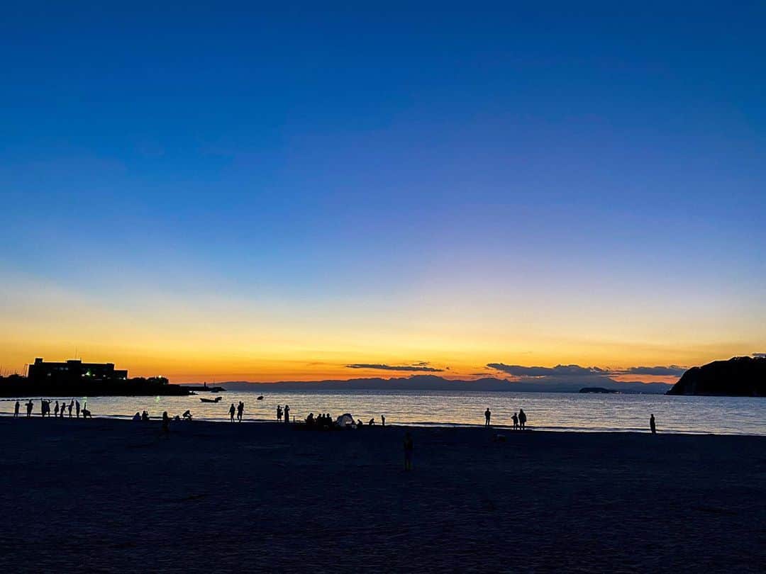 平川はる香さんのインスタグラム写真 - (平川はる香Instagram)「. 8月に参加した撮影の、密を避けた海岸でBBQ打ち上げでした🦕 1日だけの撮影でしたが、とても素敵なチームに入れて頂いて実りの多いお仕事でした！ . 今週から来週あたりにリリース予定。 公開されたらまたお知らせします🙆🏻‍♀️ . . . #zushibeach#sunset」10月25日 18時41分 - hirakawaparuka