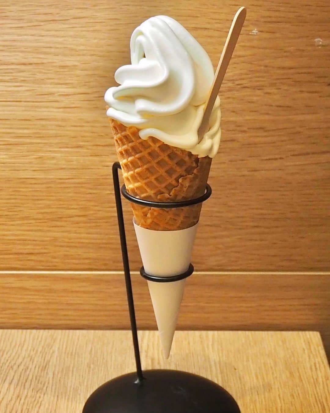 Li Tian の雑貨屋さんのインスタグラム写真 - (Li Tian の雑貨屋Instagram)「Super hot day screams for ice cream! 🍦 who doesn’t love this Hokkaido Milk Soft Serve when it’s so milky and cost only $2? 😋  • • • #sgeats #singapore #local #best #delicious #food #igsg #sgig #exploresingapore #eat #sgfoodies #gourmet #yummy #yum #sgfood #foodsg #burpple #beautifulcuisines #bonappetit #instagood  #eatlocal #japanese #delicious #sgrestaurant #icecream #musttry」10月25日 18時41分 - dairyandcream