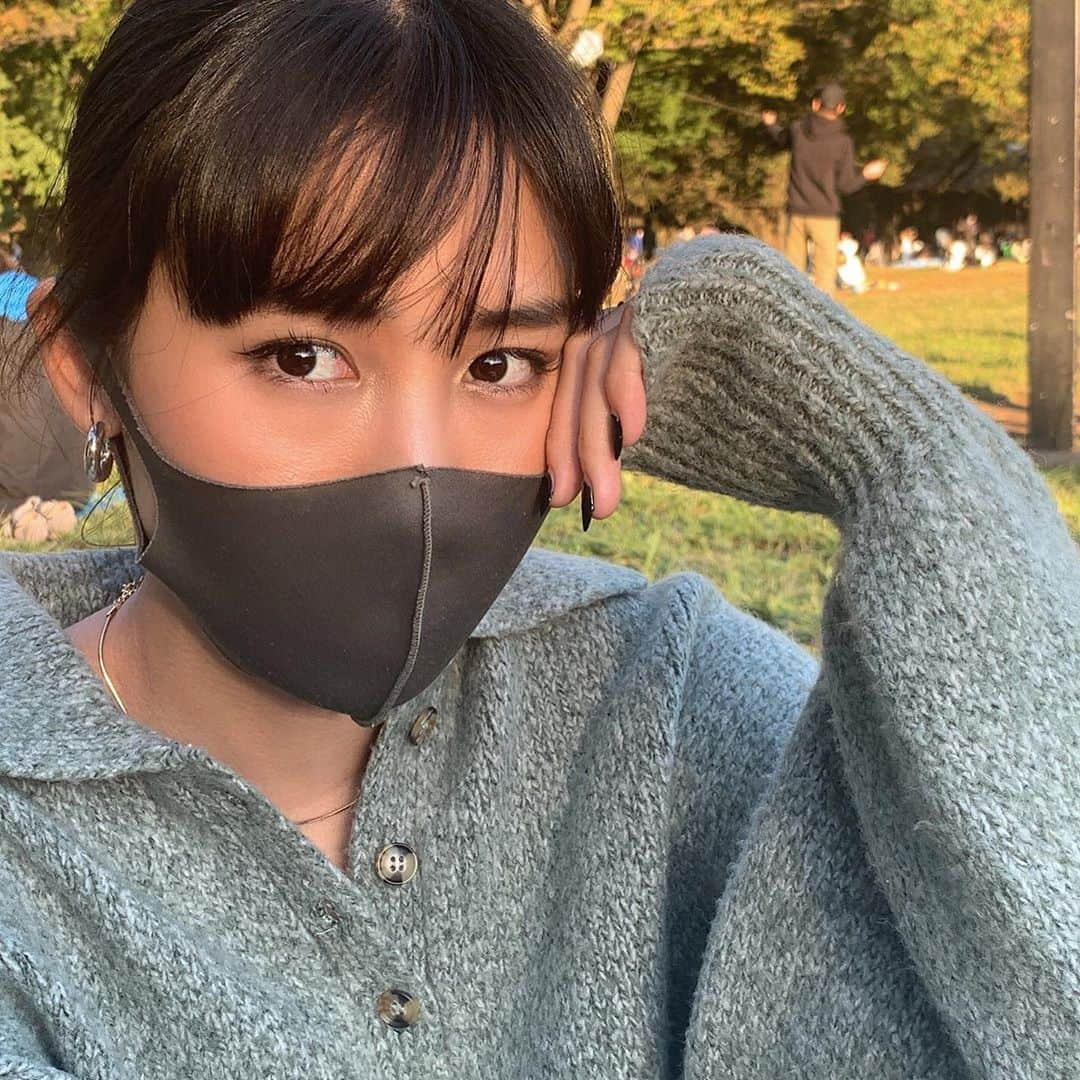 Alisaさんのインスタグラム写真 - (AlisaInstagram)「autumn forest🧘🏻‍♀️🪐🌿 お休みの日は久しぶりに公園に行って森林浴 自然とわんちゃんたちに癒されたー！  一気に寒くなってきて最近はニット一枚で 出掛けてもちょうどいい気候で嬉しいな  @magnolia_tokyo  mini hoopsは最近シルバーの着用率が高めです☺️  ☑︎sparkle snake chain choker ☑︎elementary ring ☑︎mini hoops  #sunday#autumn」10月25日 18時43分 - alisataira