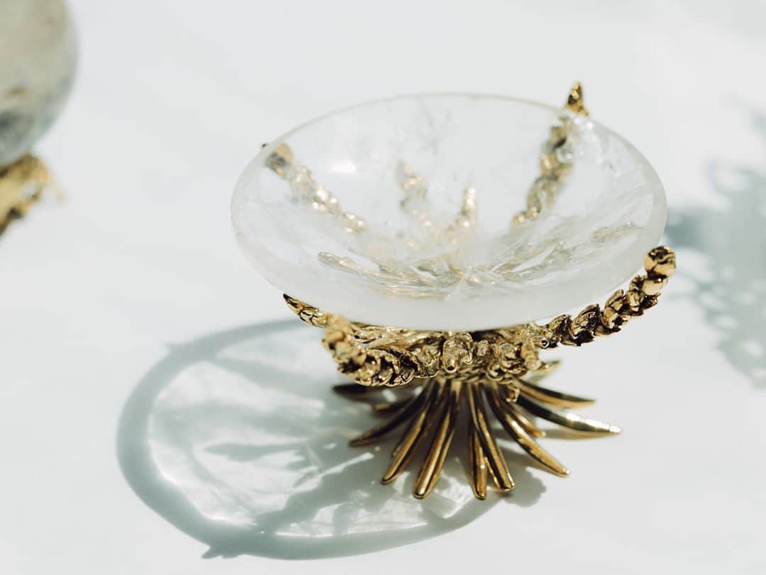 グーセンス パリのインスタグラム：「Wheat cup in rock crystal on a pedestal adorned with ears of wheat in metal, soaked in a bath of 24-carats gold, yellow gold color.   📸 by @alix.marnat」