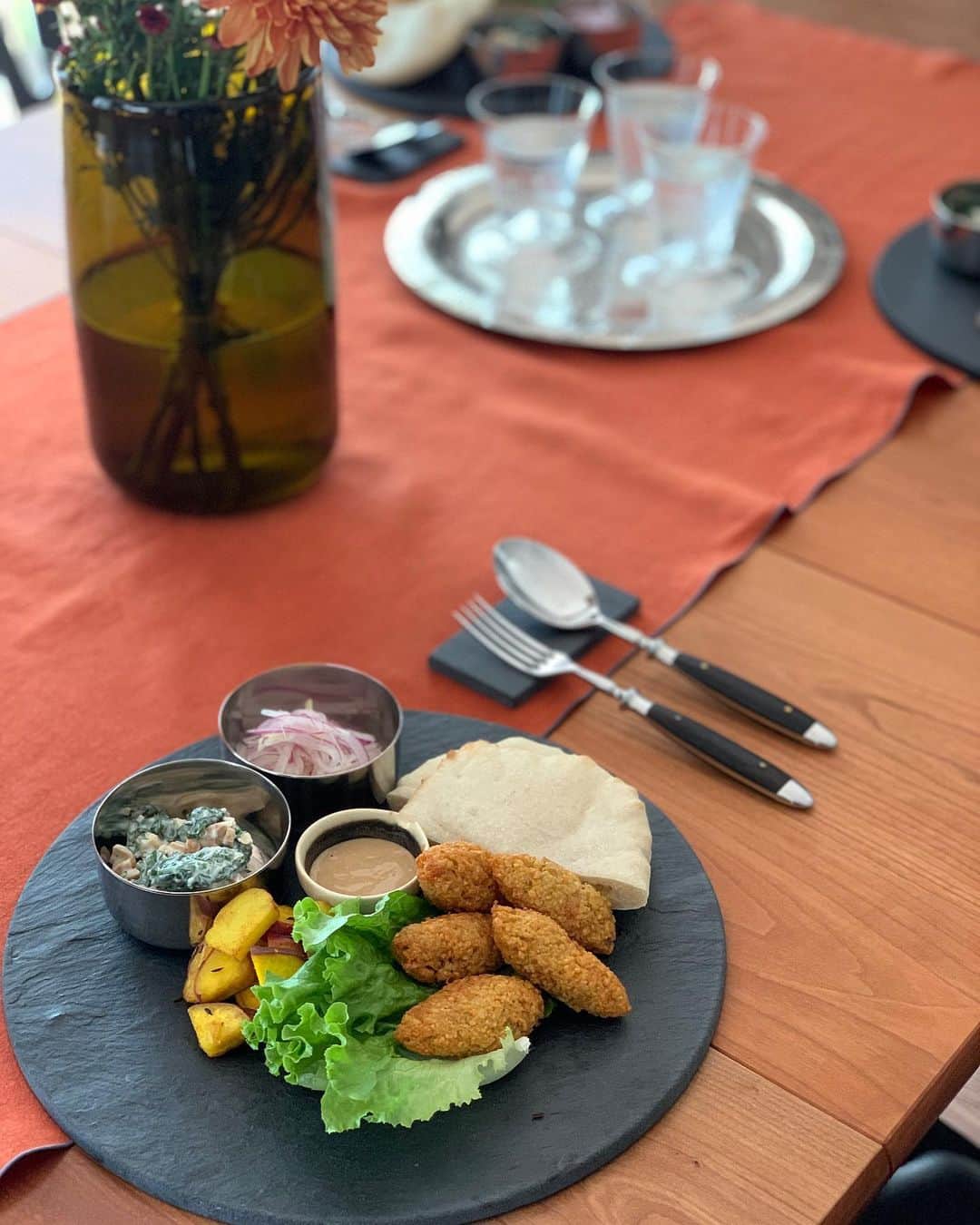 のインスタグラム：「今月の料理レッスンは、世界中で大人気のひよこ豆のコロッケ#ファラフェル 🧆✨ ・ それに、同じスパイスでできる野菜の副菜たちを😊 ・ 昨日全ての回が無事終了❗️ 皆さま全員とってもきれいにこんがり揚がりました♥️ ・ それぞれ自分で作ったものをランチにいただき、残りはお土産に🎁 ・ ひよこ豆がこんなに簡単に美味しく食べられるなんて‼️😳と驚いていただいて嬉しかった😆 ・ ひとつ目はそのまま。 2つ目は白ごまソースの#タヒーナ を付けて。 3つ目からは自家製ピタパンに挟んで#ファラフェルサンド にして楽しみました😋 ・ この素晴らしい#ヴィーガン料理 、きっとこれから日本でももっと人気が出るかな👍✨ ・ 副菜は、少し地域が変わりつつも同じスパイスを多用する、インドの簡単おかず3品🥬🧅🍠 ・ ひとつ目は、消化を助ける大根と玉ねぎ、しょうがの千切りを、レモン汁・塩・スパイス少々で味付けする究極のさっぱりサラダ#カチュンバル 。 ・ 2つ目は、苦味ある野菜を美味しくマイルドにしてくれる、日本の白和えのような存在❓のヨーグルトサラダ #ライタ (#ラーエター ) 回により、ほうれん草やケール で。 ローストした#カシューナッツ を加えると、より香ばしくリッチな味わいに😉👍 ・ そして、3つ目は、日本でも人気の、野菜をクミンシードとターメリックでこんがりカリッと蒸し炒めして、最後にレモン汁と塩で味を調える#サブジ 。 今回はさつまいもとじゃがいもで🍠🥔✨ ・ どれも、美味しく塩を控えられるアイデアが詰まっています😉👍✨ ・ デザートは、簡単な#いちじくのコンポート を#水切りヨーグルト とはちみつのクリームと🥄✨ 毎度いちじくの香りに♥️ ・ 皆で作っていただく実習型レッスン🍳 3ヶ月目に入ると板についてきて、毎度本当に楽しくて素晴らしい時間になっています😊🙏✨ ・ ・ #料理教室トロン #tronc ご興味ある方はこちらから(http://matsumisaeko.com/class/)ご会員登録頂けましたら、今後のレッスンのお知らせをさせて頂きます☺️#高農園 さんの#有機野菜 #粮理家 #ウェルネスフードスタイリスト #松見早枝子 #veganfood #falafel #wellnessfoodstylist #saekomatsumi」