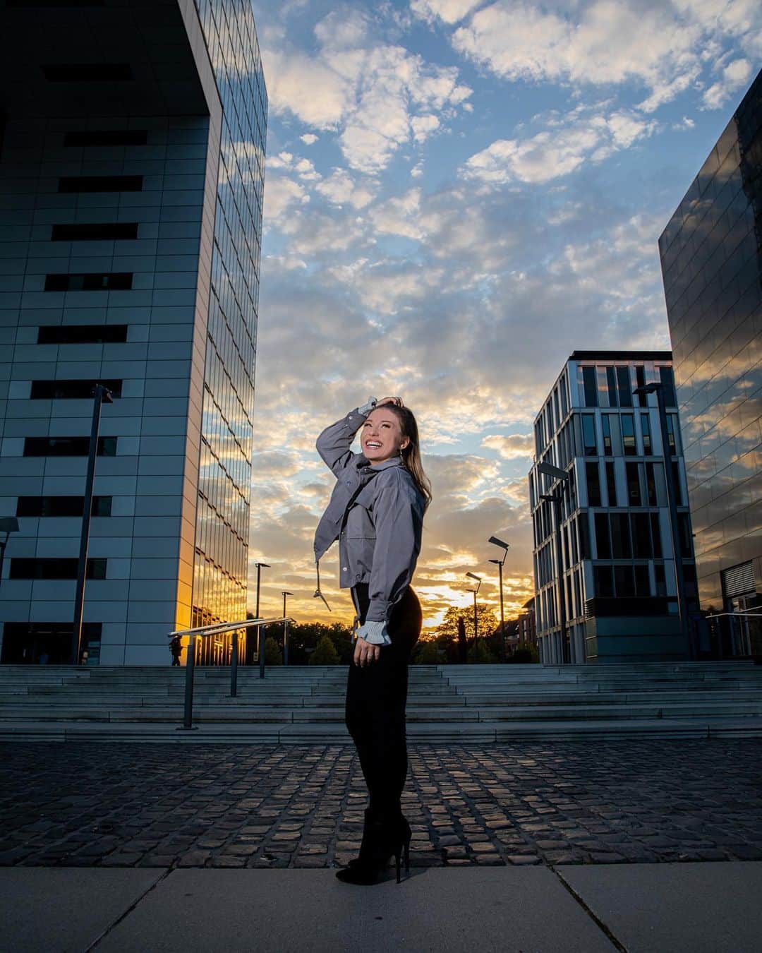 のインスタグラム：「Ich liebe Sonnenuntergänge - wie schön sieht bitte dieser Himmel aus? 😍 - anzeige  Übrigens ist das Outfit komplett von @sheingermany & mit meinem Code BIBI spart ihr 25% auf Alles! 😍 Ihr findet im Shop auch noch einige andere meiner Lieblingsteile, vielleicht ist ja was dabei, das euch auch gefällt 🙊 (49€ MBW - gültig in DACH , Luxemburg, & Liechtenstein)」